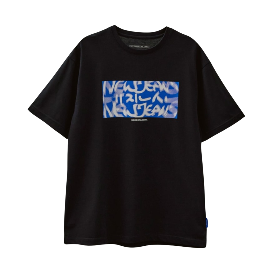 뉴진스 x 후지와라 히로시 꼴레 티셔츠 블랙 버전 3(NewJeans x Hiroshi Fujiwara Coller T-Shirt Black Ver. 3)