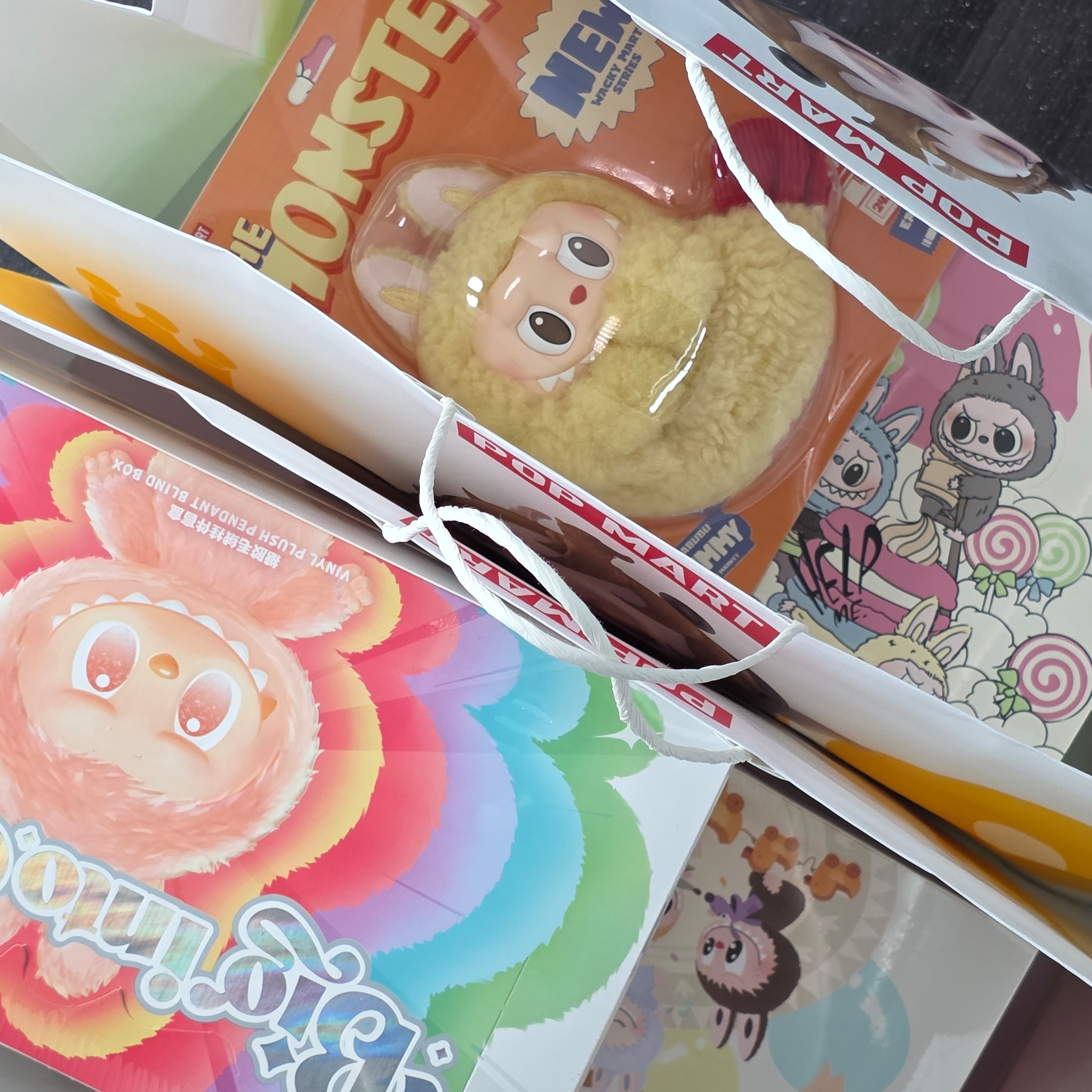 Pop Mart Labubu The Monsters Highlight Series Sealed Case (6 Blind Boxes), Pop Mart The Monsters Labubu Tasty Macarons Series Sealed Case (6 Blind Boxes) 착용 스타일 - 1