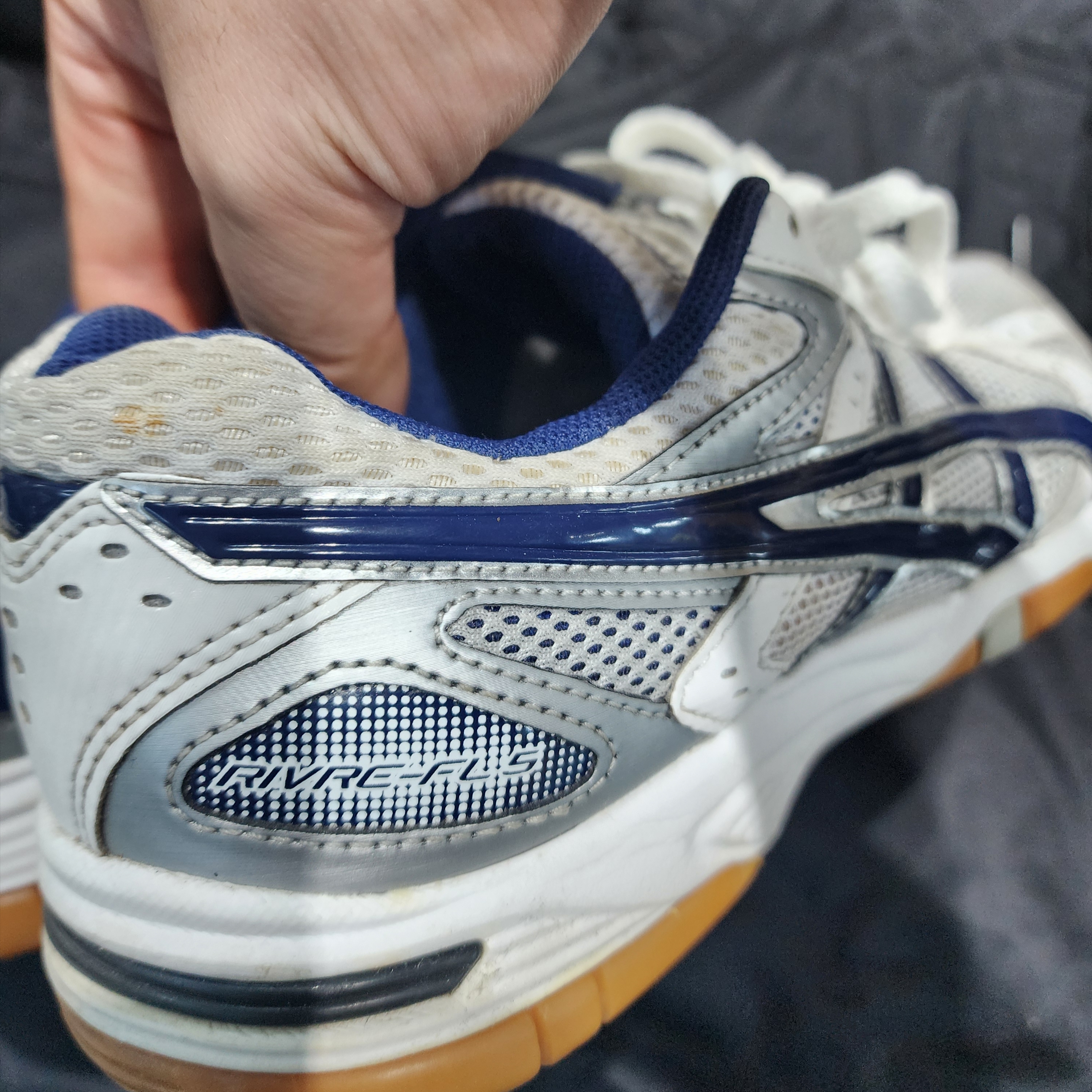 Asics Rote Rivre FL 5 White Navy Blue 착용 스타일