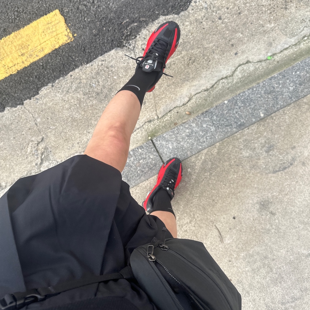 Nike Shox R4 University Red Black, Arc'teryx Mantis 2 Waistpack Black II 착용 스타일