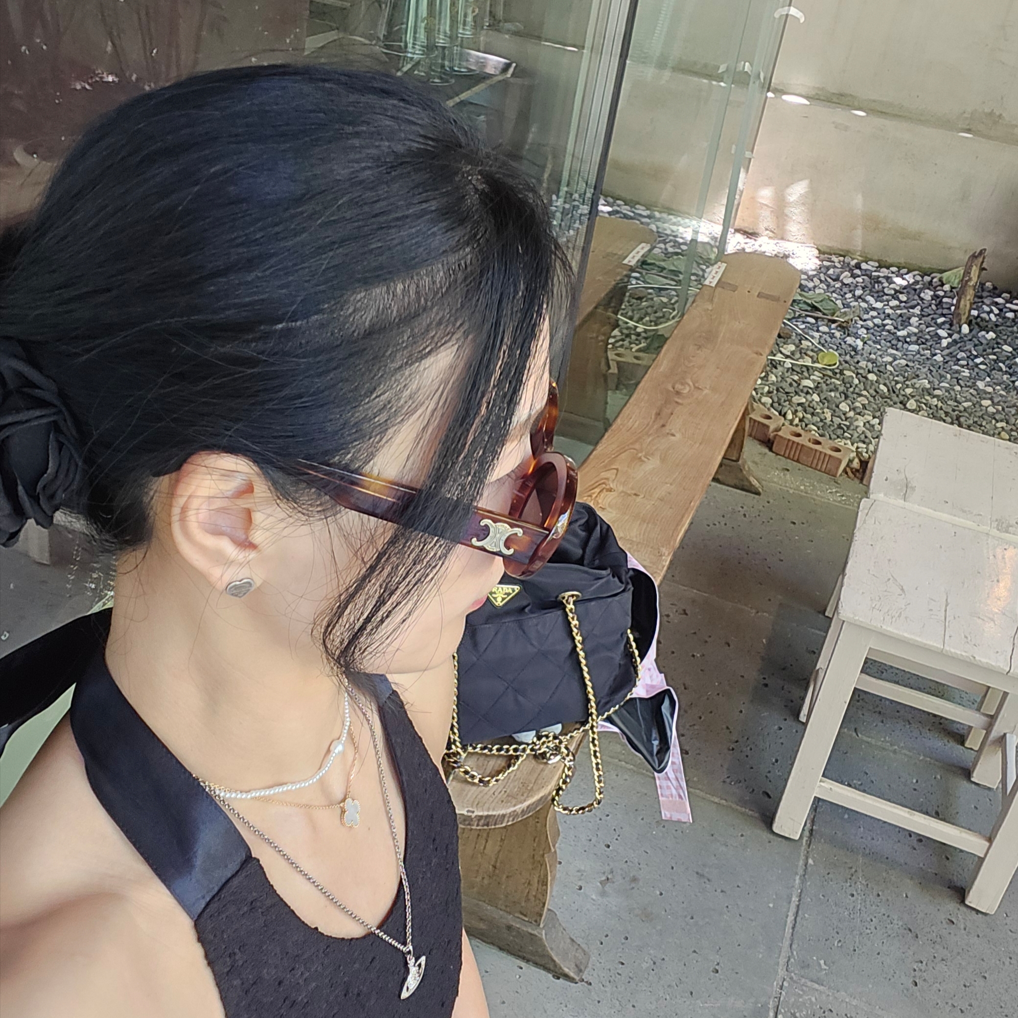 (W) Celine Triomphe 01 Sunglasses in Acetate Black, (W) Van Cleef & Arpels Vintage Alhambra Pendant Yellow Gold Mother of Pearl 착용 스타일 - 1