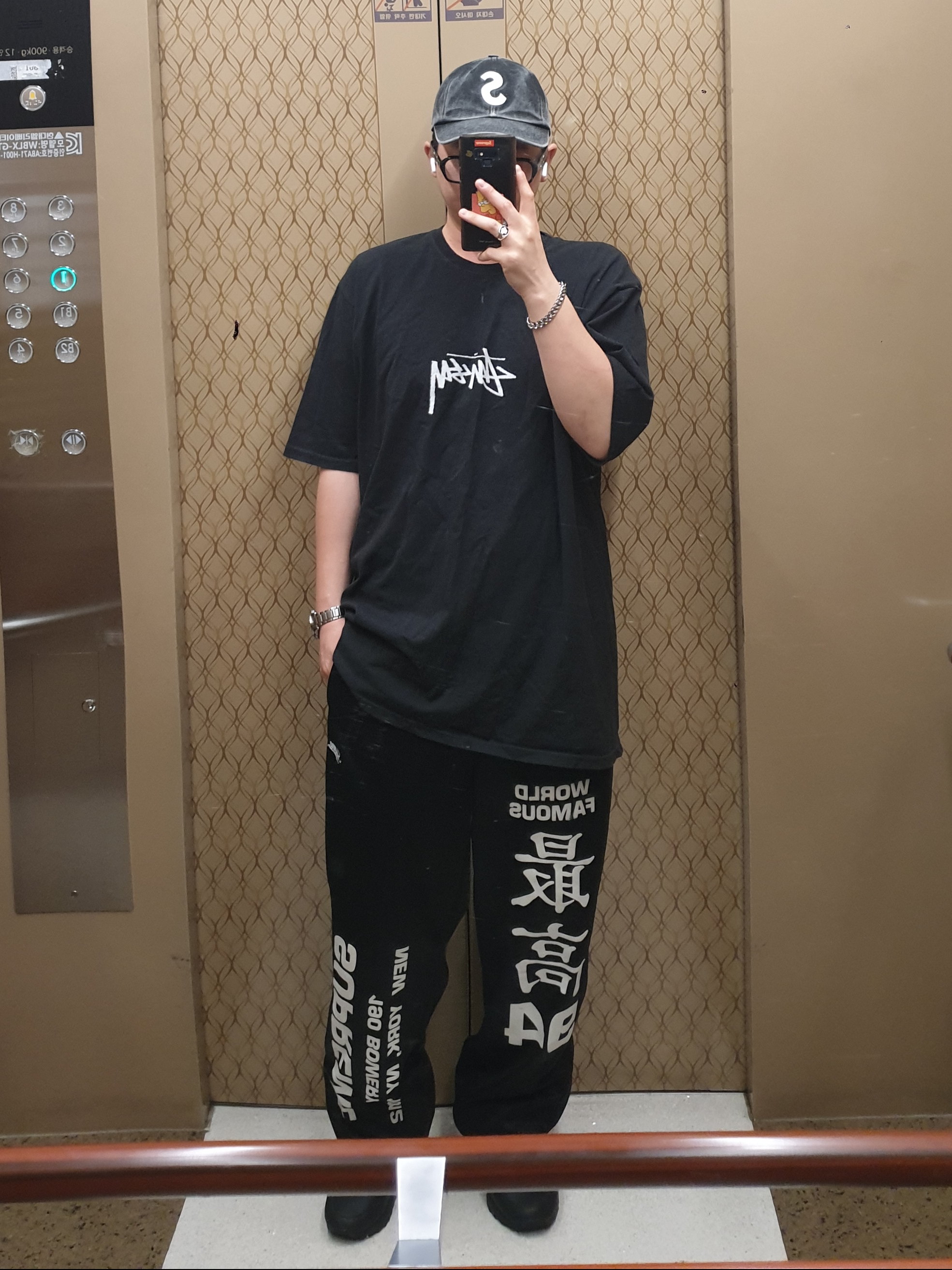 Stussy Small Stock T-Shirt Pigment Dyed Black, Supreme Pigment S Logo 6-Panel Black - 24FW 착용 스타일
