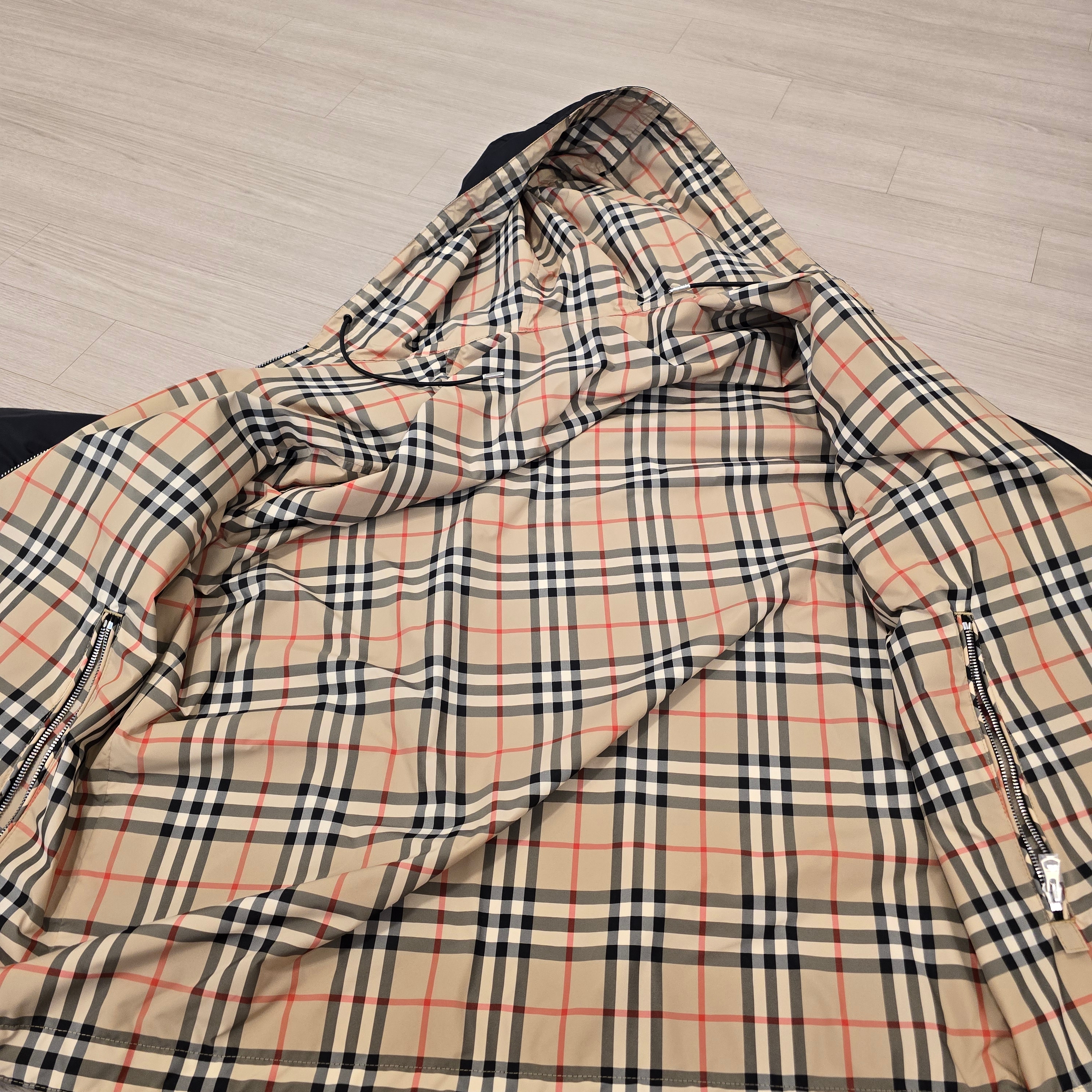 Burberry Reversible Vintage Check Hooded Jacket Archive Beige 착용 스타일 - 2