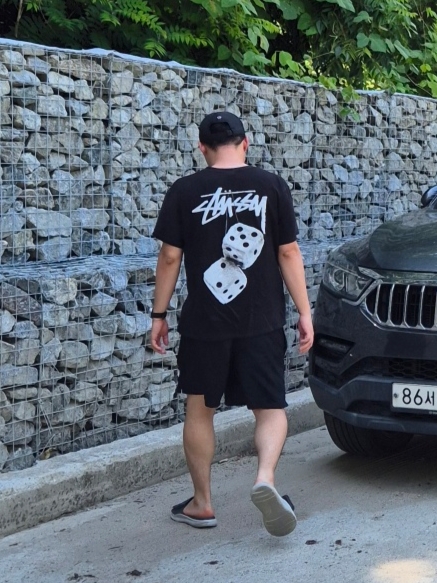 Stussy Fuzzy Dice T-Shirt Black, Nike x Drake Nocta Club Cap Black 착용 스타일 - 2