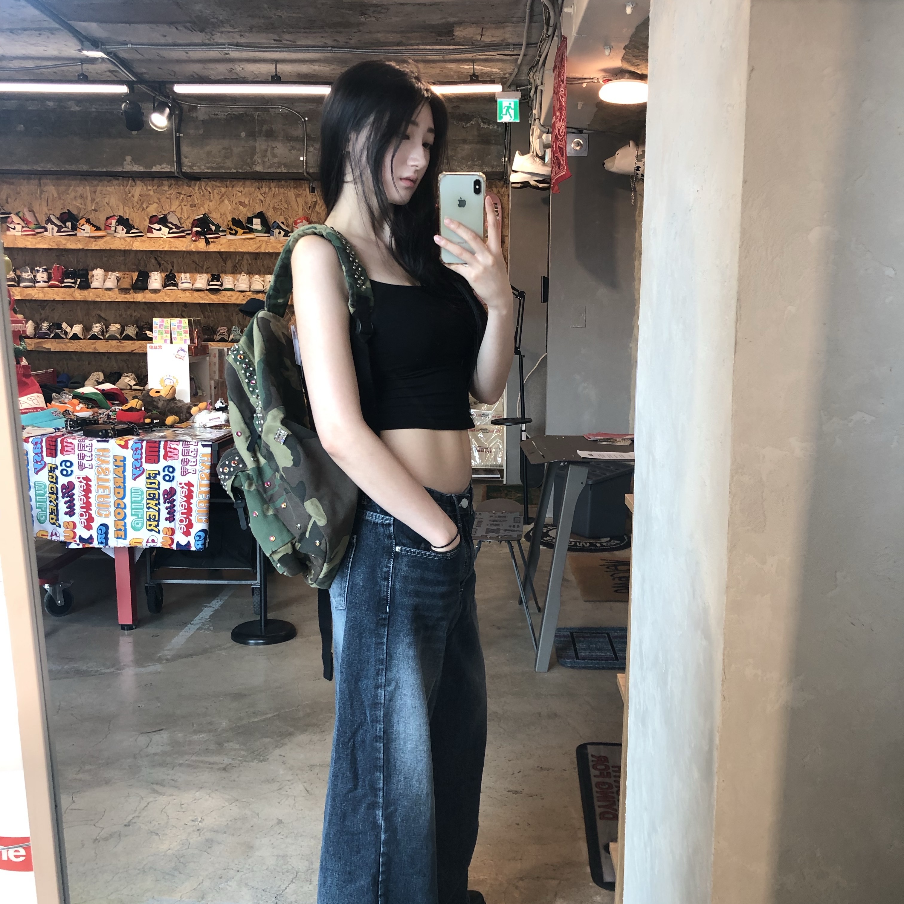 Supreme x B.B. Simon Denim Backpack Woodland Camo - 25SS, Supreme x B.B. Simon Denim Backpack Washed Indigo - 25SS 착용 스타일 - 3