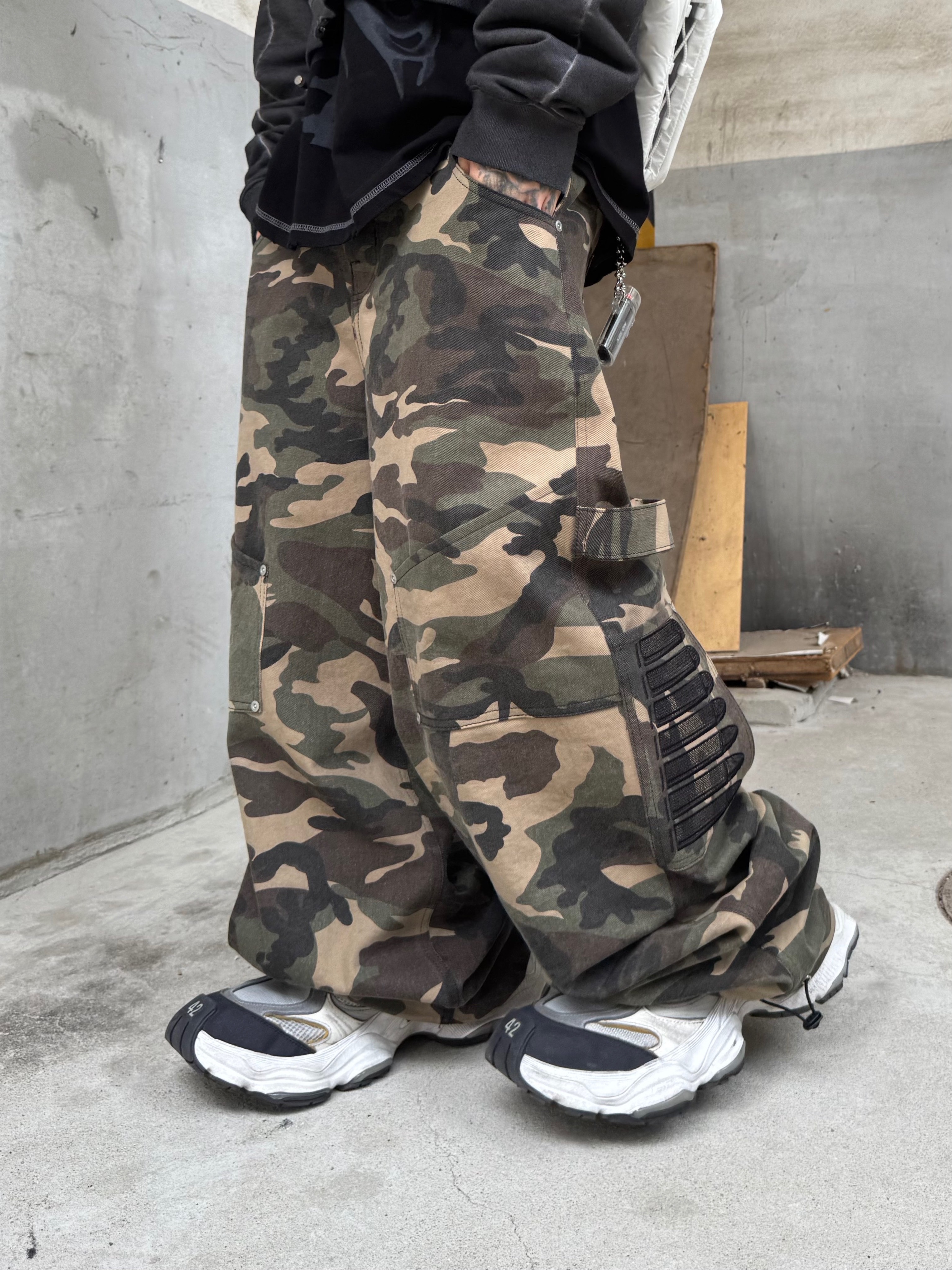 Balenciaga Cargo Sneakers White Grey 착용 스타일 - 7