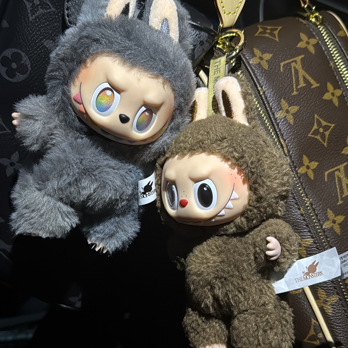 Louis Vuitton Locker Dopp Kit Monogram Eclipse, Pop Mart Labubu The Monsters Highlight Series ID Keyring (Opened Case) 착용 스타일 - 1