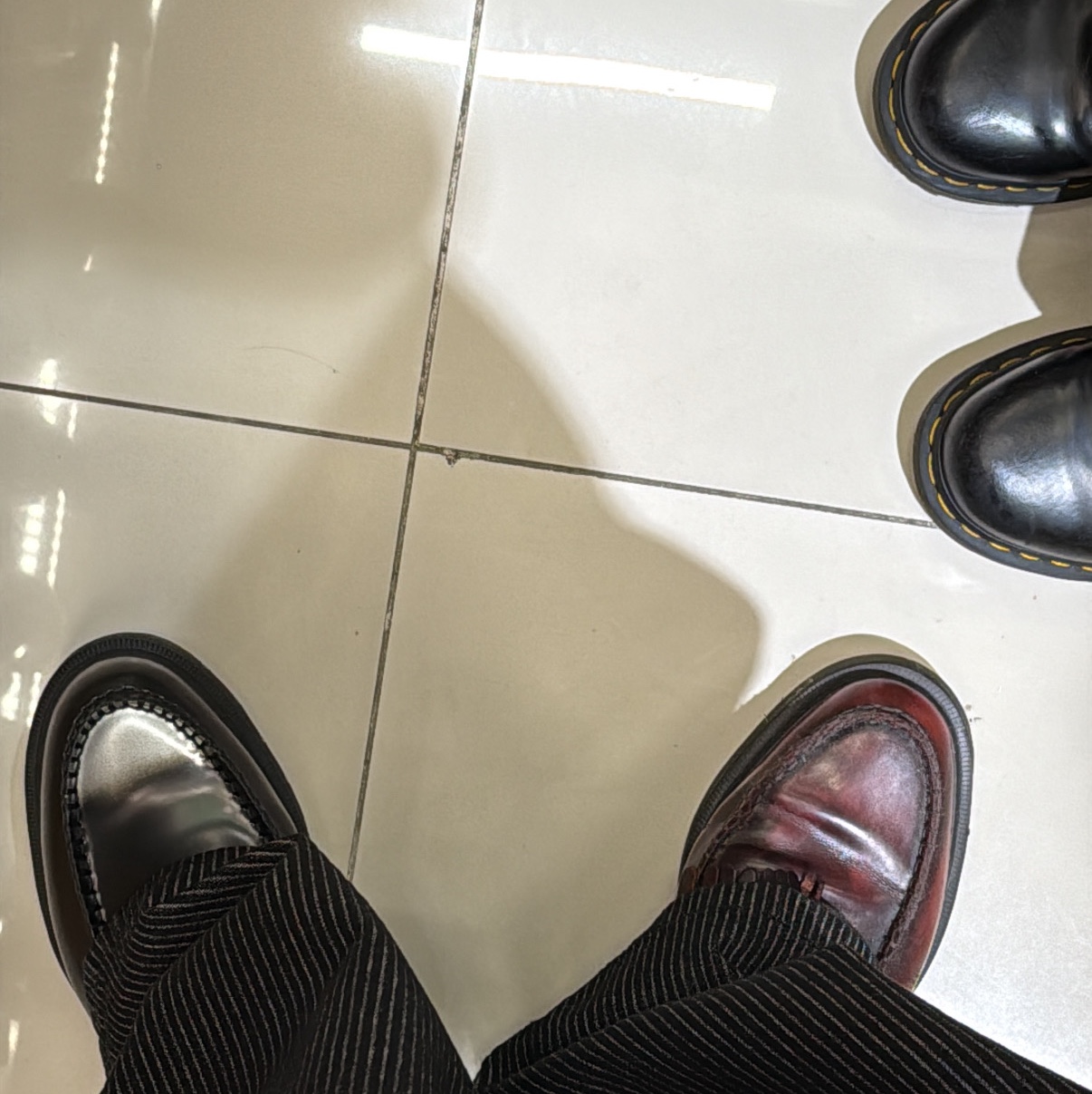 Dr. Martens Adrian Arcadia Leather Loafers Cherry Red, Dr. Martens Adrian Tassel Arcadia Rub Off Leather Loafers Silver 착용 스타일 - 1