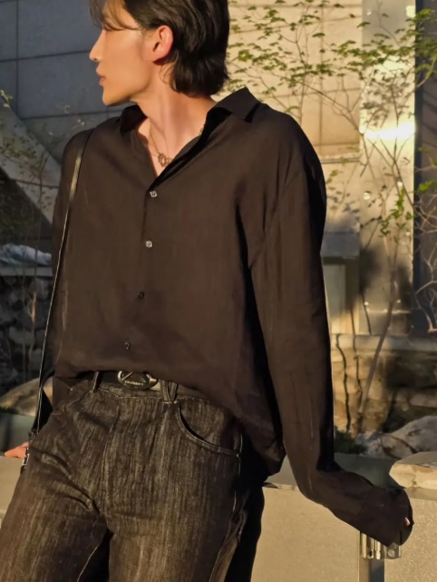 WESLEY HYUSTON Harsh Dyeing Slub Denim Pants Black 착용 스타일 - 3