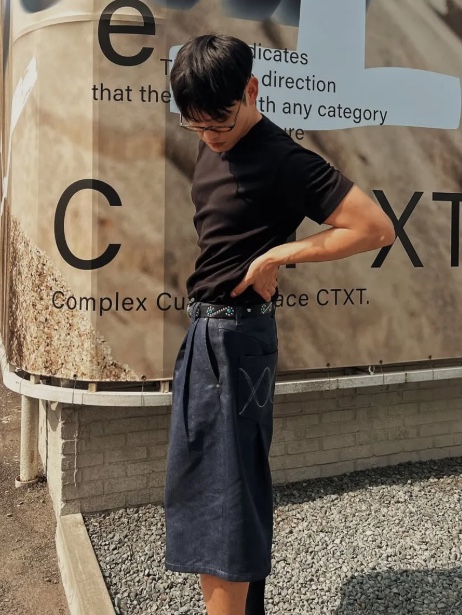 WESLEY HYUSTON Herringbone Glow Denim Bermuda Pants Indigo 착용 스타일 - 2