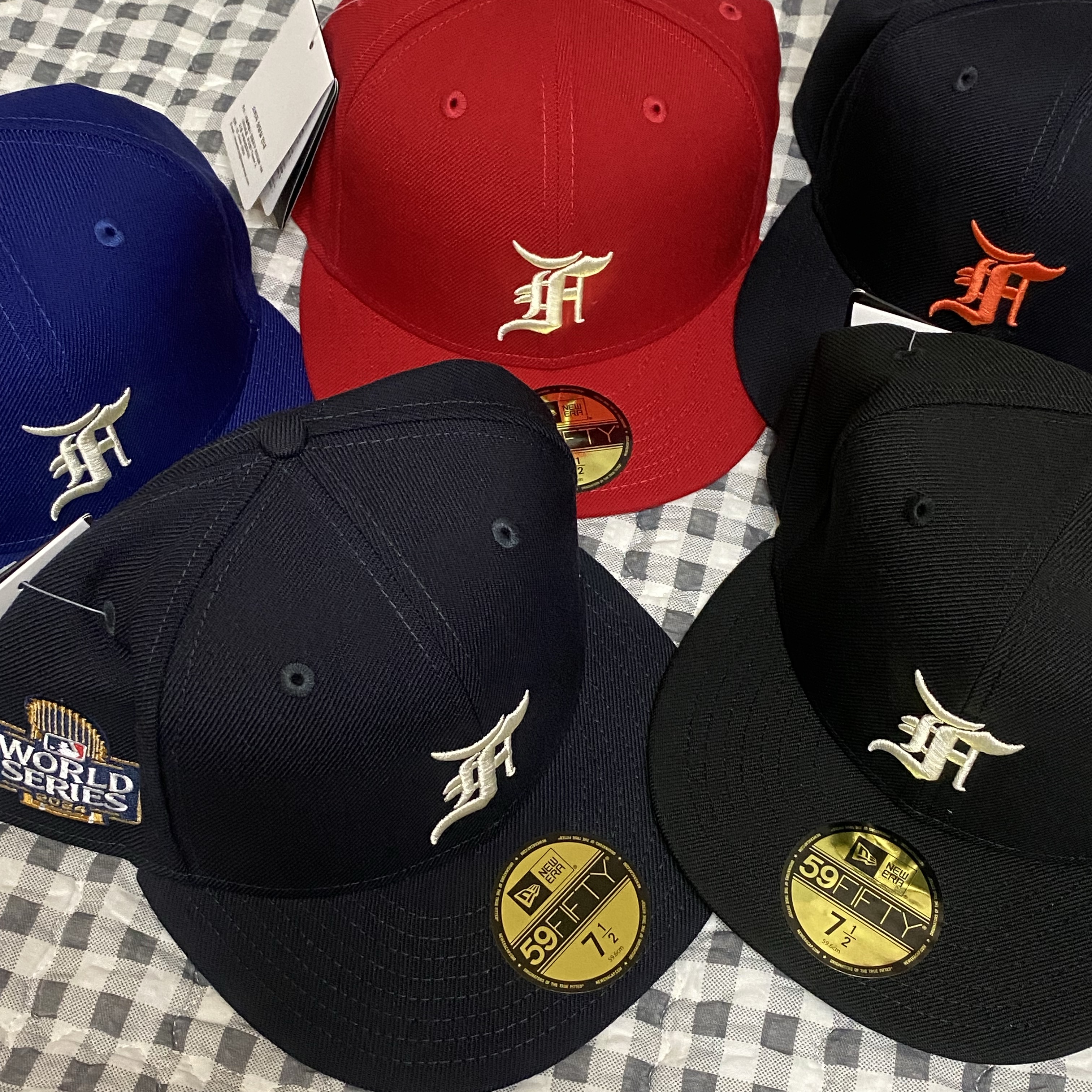 New Era x Fear of God 59FIFTY New York Yankees Fitted Cap Navy, New Era x Fear of God 59FIFTY Cincinnati Reds Fitted Cap Red 착용 스타일