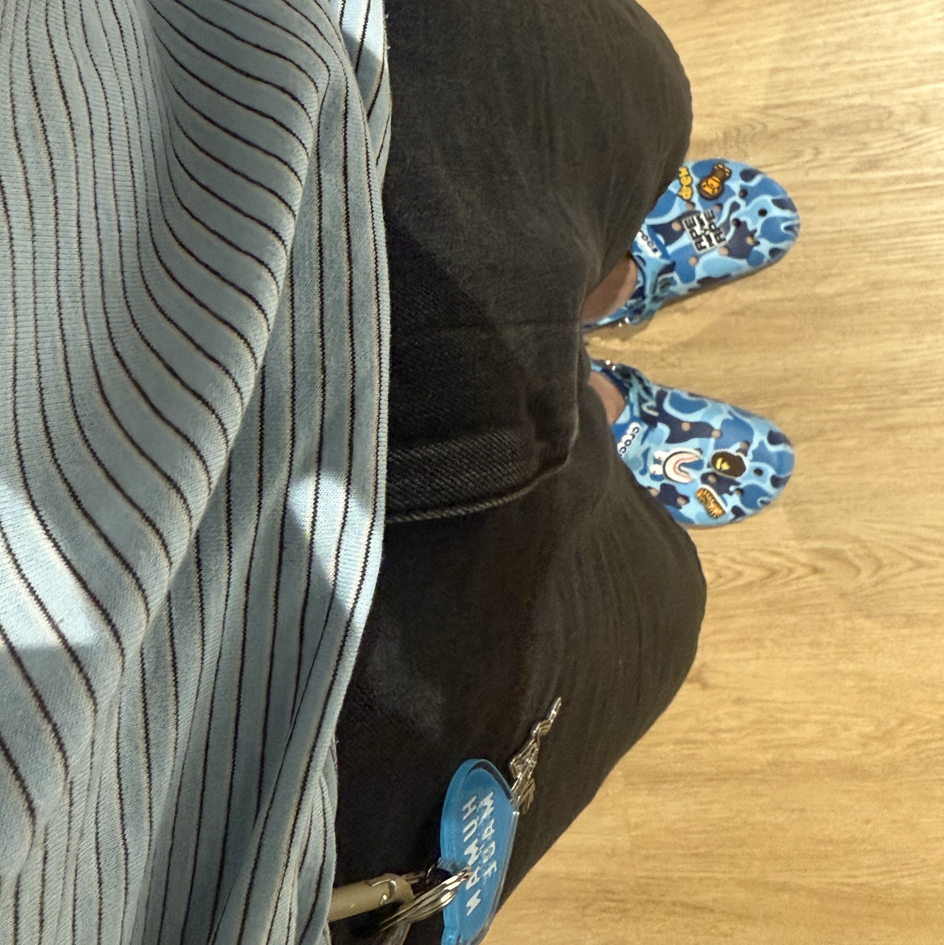 Crocs x BAPE Classic Clog Oxygen 착용 스타일 - 3