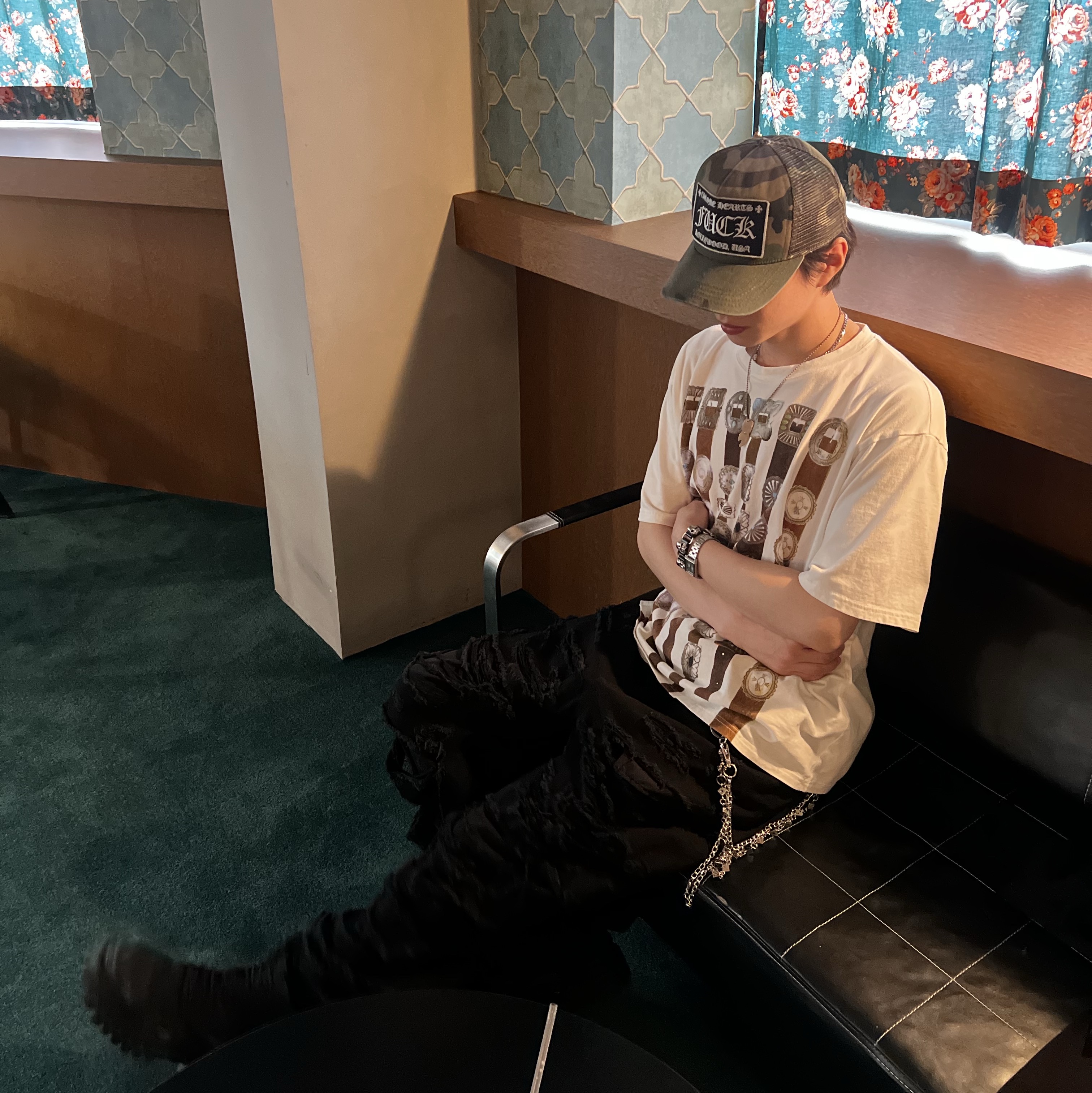 Chrome Hearts Fuck Hollywood Trucker Hat Camo, Kapital 20 Crew T-Shirt White 착용 스타일