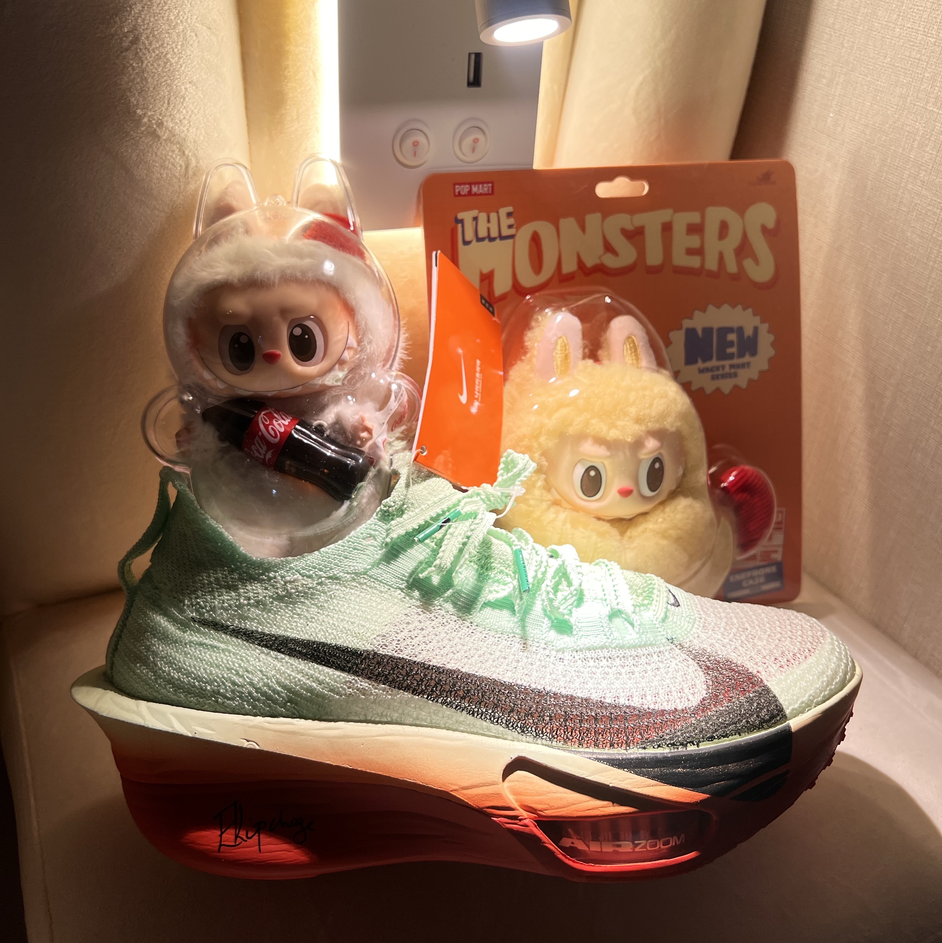 Nike Air Zoom Alphafly Next% 3 Eliud Kipchoge, Pop Mart Labubu The Monsters Wacky Mart Series Earphone Case 착용 스타일 - 1