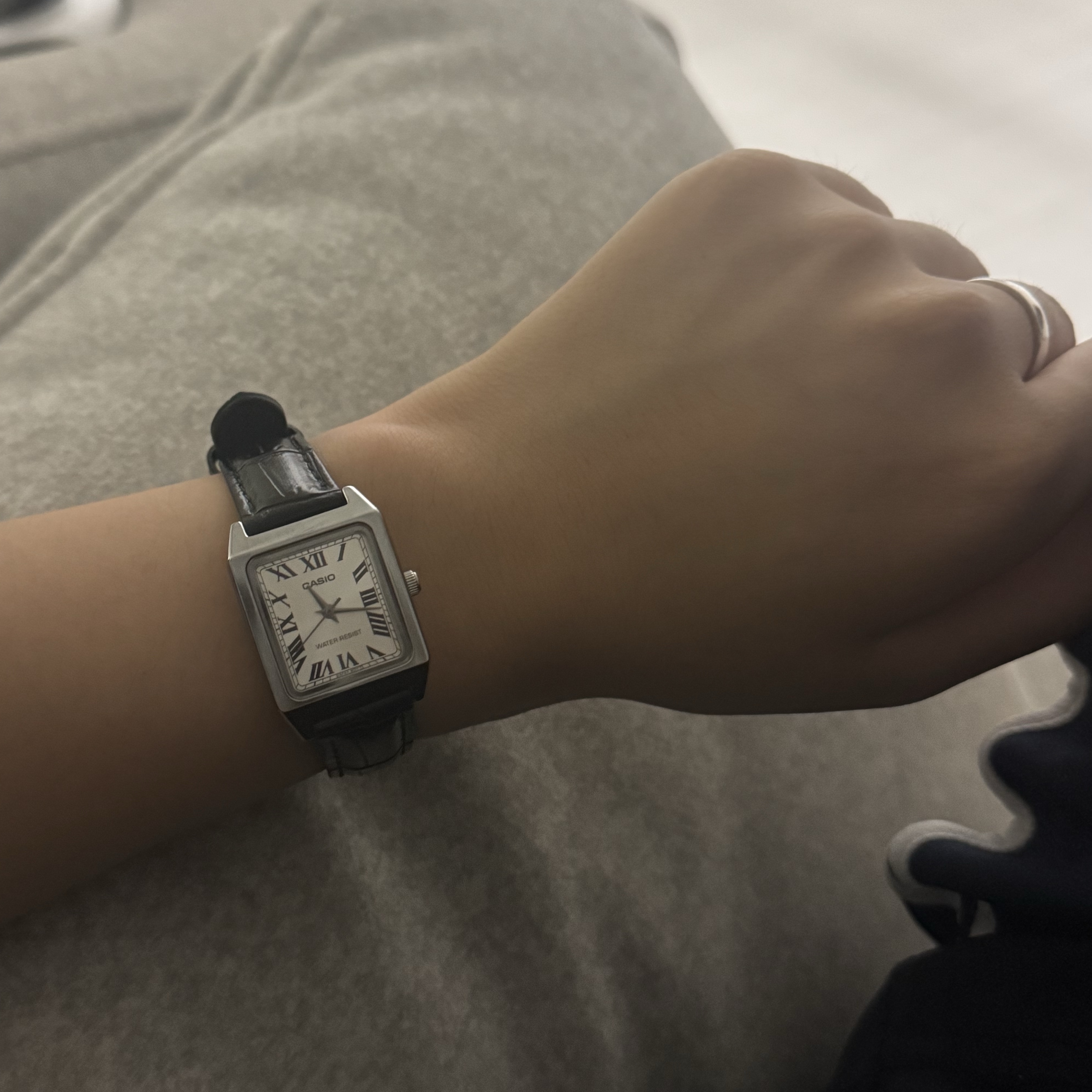 Casio LTP-V007L-7B1 착용 스타일