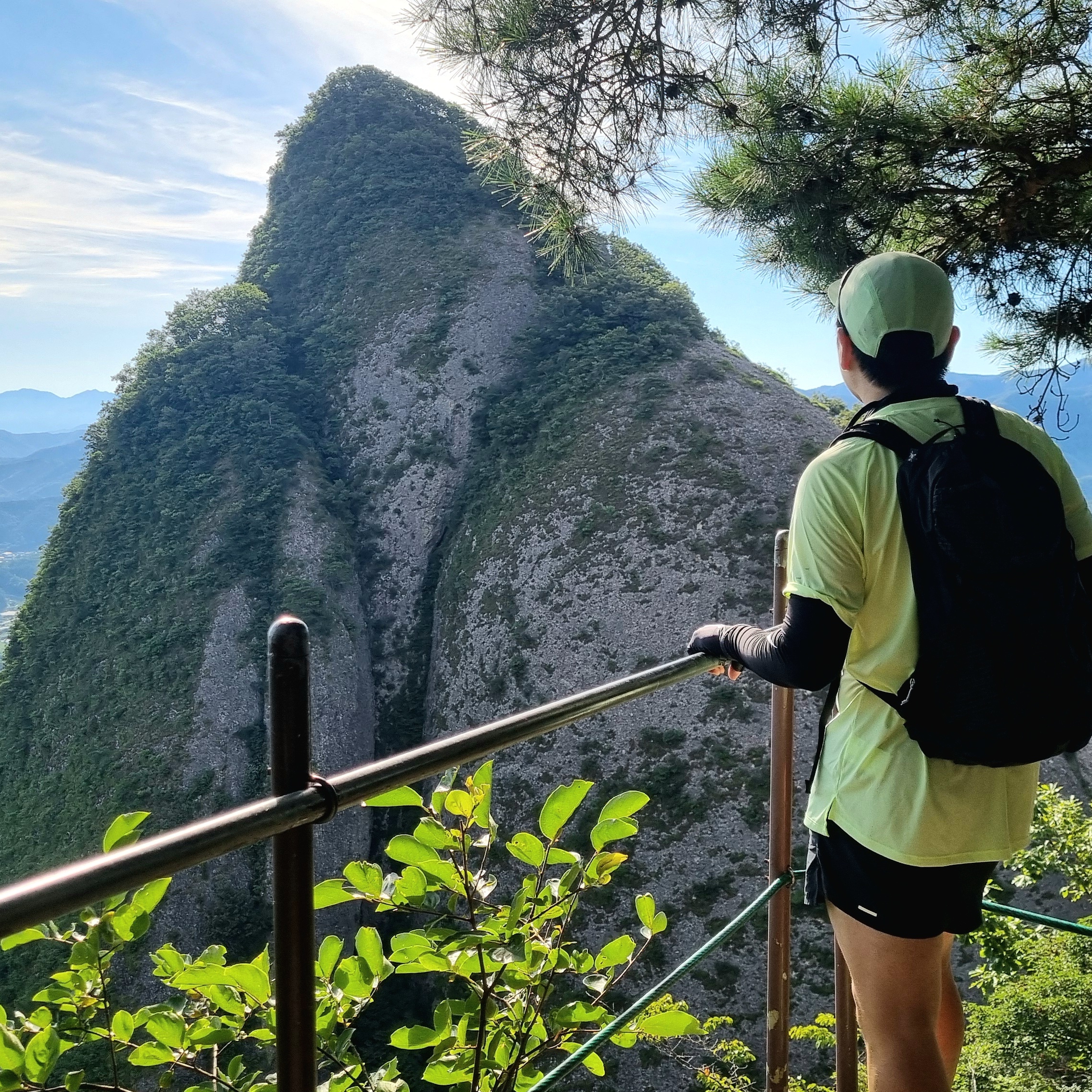Arc'teryx x Beams Mantis 1 Waistpack White, Arc'teryx Aerios 18 Backpack Black 착용 스타일 - 2