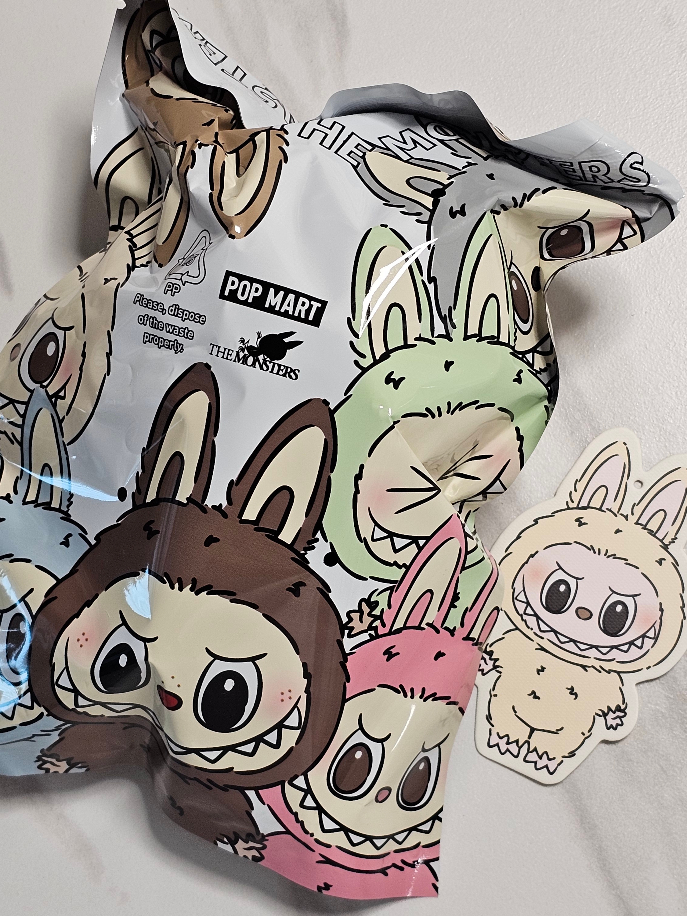 Pop Mart The Monsters Labubu Tasty Macarons Series Sealed Case (1 Blind Box), Pop Mart Labubu The Monsters Labubu Tasty Macarons Series Soymilk Keyring 착용 스타일 - 2
