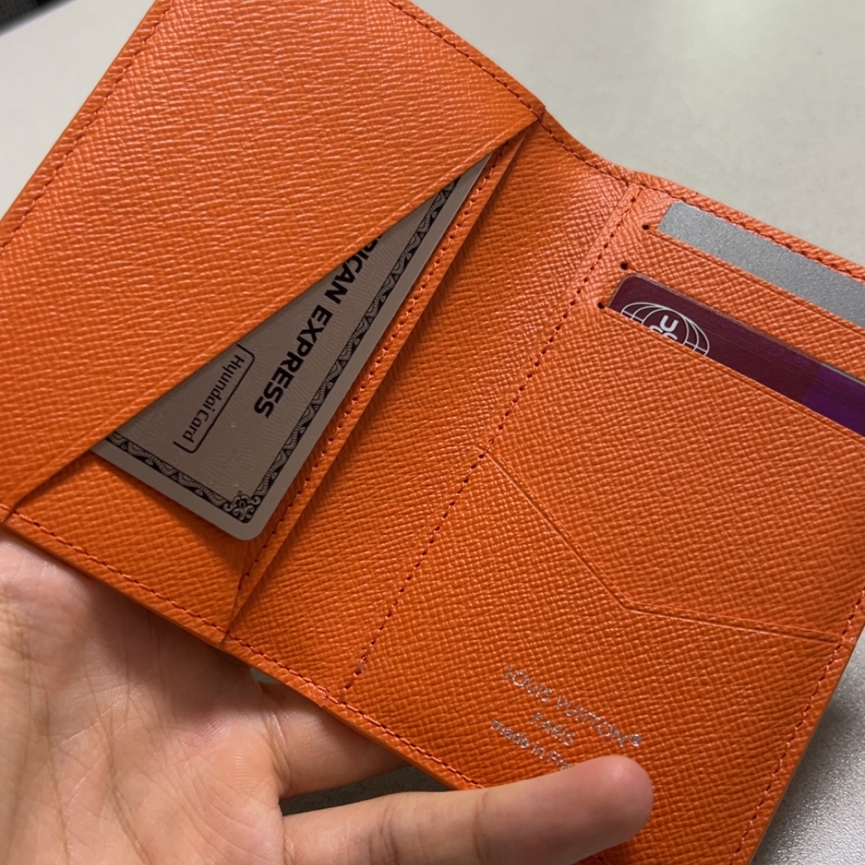 Louis Vuitton Pocket Organizer Brick Red 착용 스타일 - 2