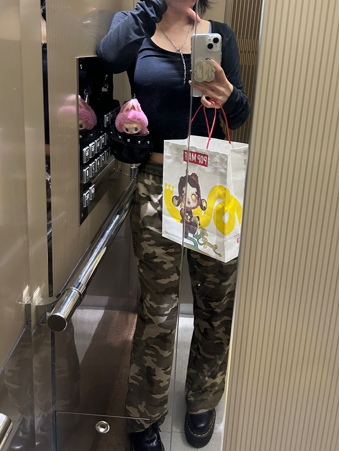 Pop Mart Labubu The Monsters Labubu Tasty Macarons Series Lyche Berry Keyring, Dr. Martens 1461 Quad Black 착용 스타일