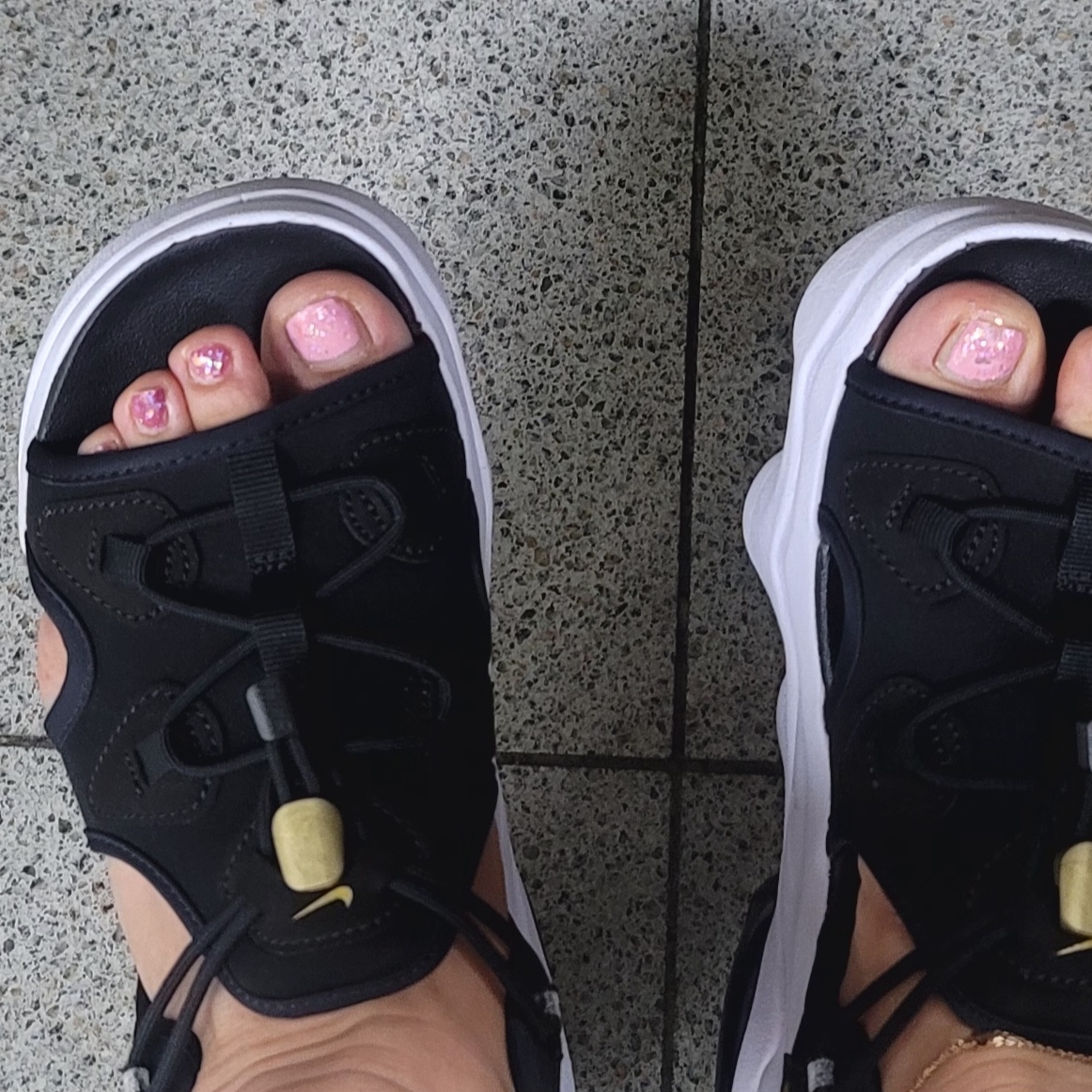 (W) Nike Air Max Koko Sandal Black White 착용 스타일 - 2