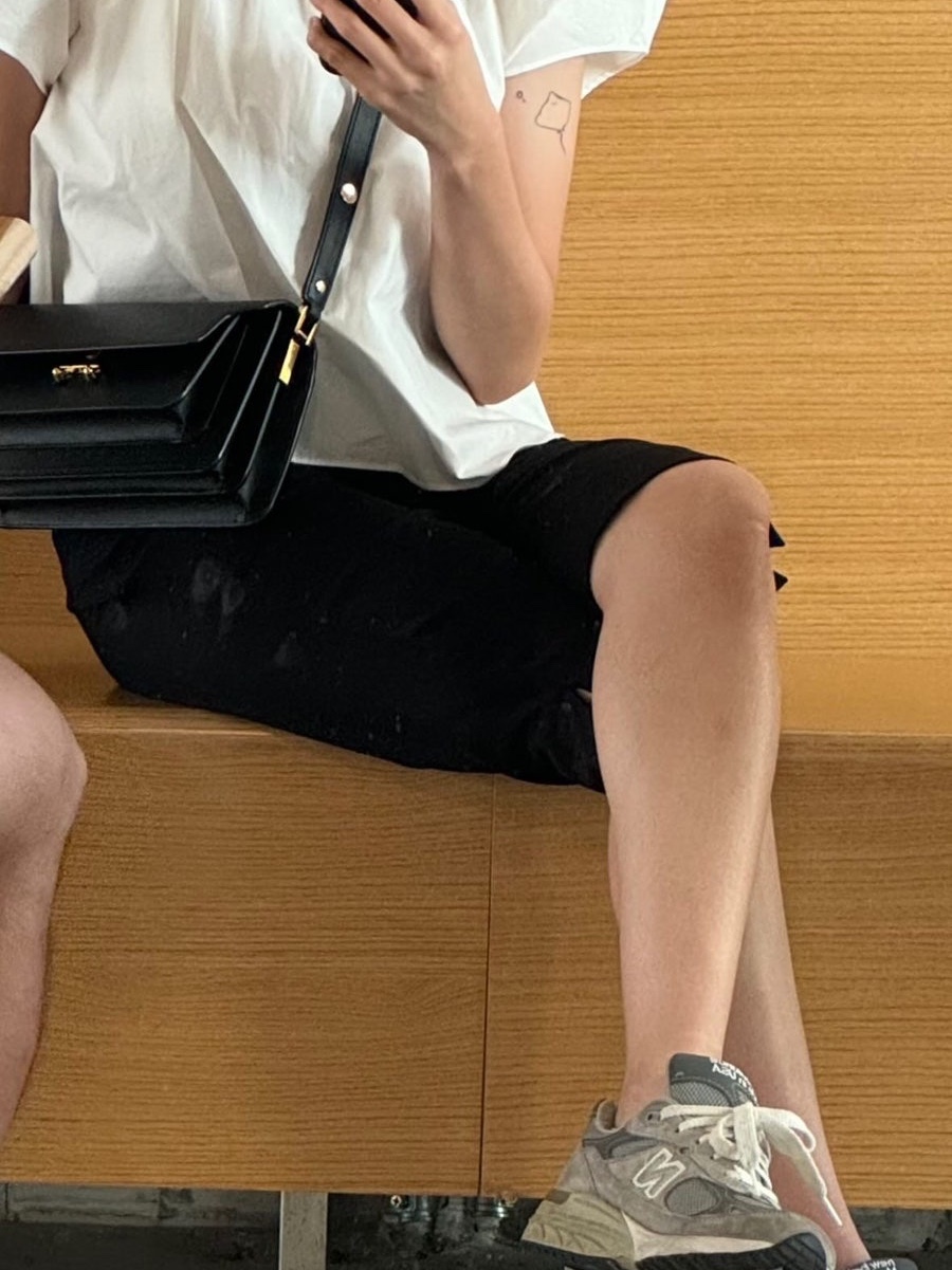 Marni Saffiano Leather East West Trunk Bag Black, Marni East West Trunk Soft Bag in Leather Black 착용 스타일 - 2