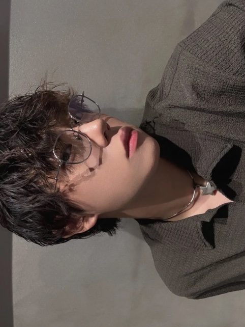 WESLEY HYUSTON Breeze Open Collar Half Knit Shirt Dark Brown 착용 스타일 - 3