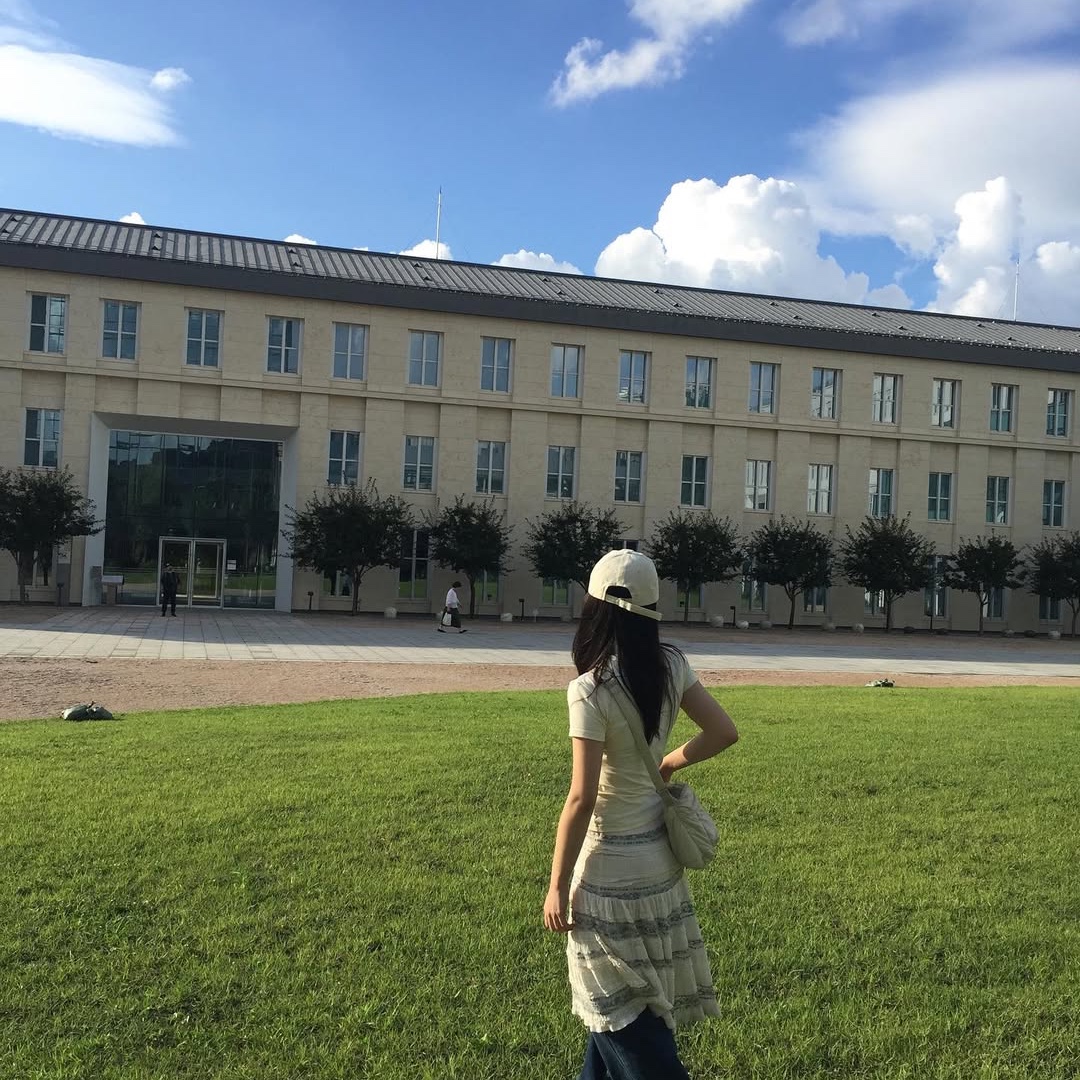 THIS IS FINE Cropped Signature Tee Cream, THIS IS FINE Signature Ball Cap Cream 착용 스타일 - 3
