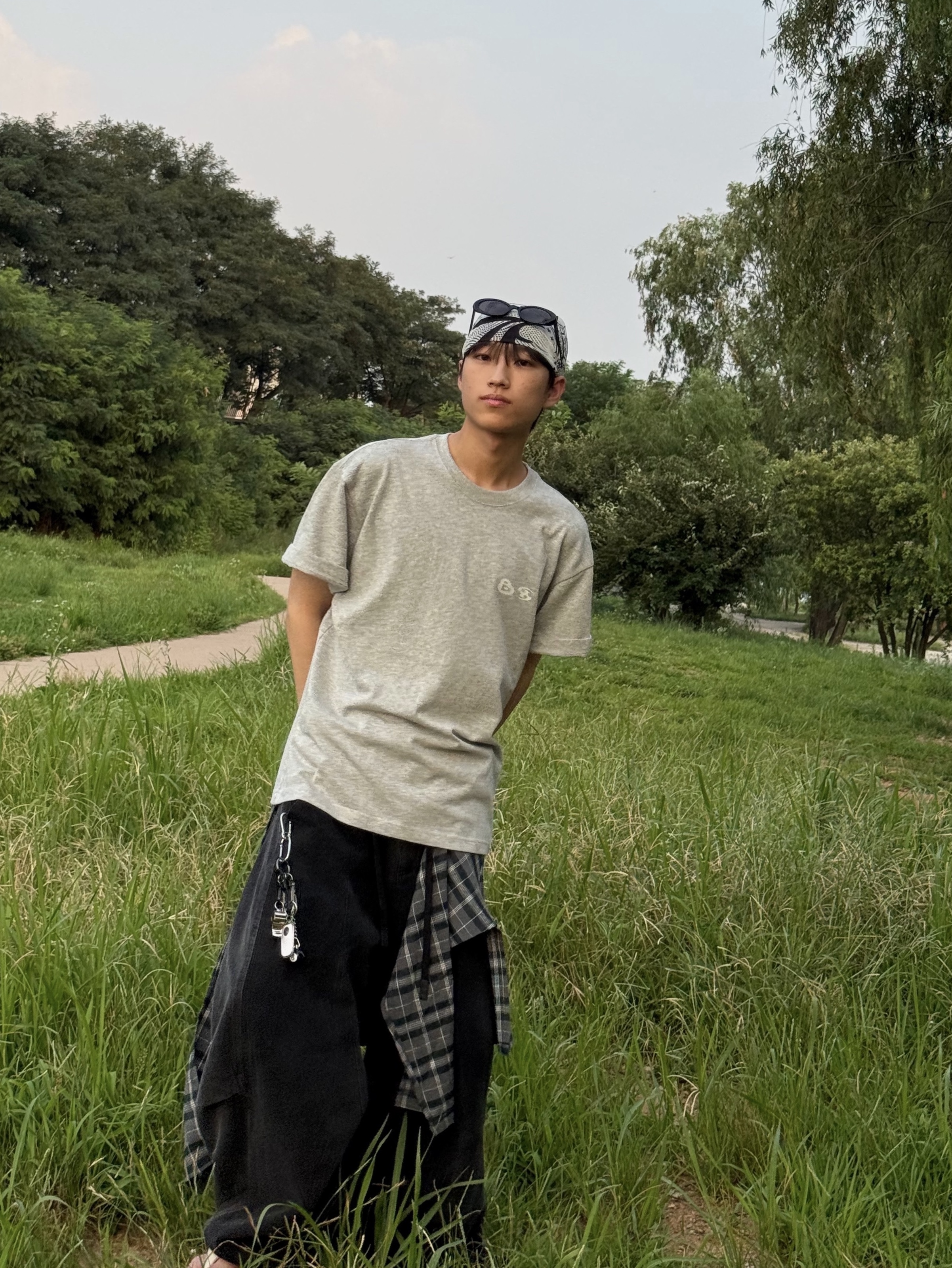 Sansan Gear X b.E Logo T-Shirts Melange Grey, Gentle Monster Cuff 01 Black 착용 스타일 - 2