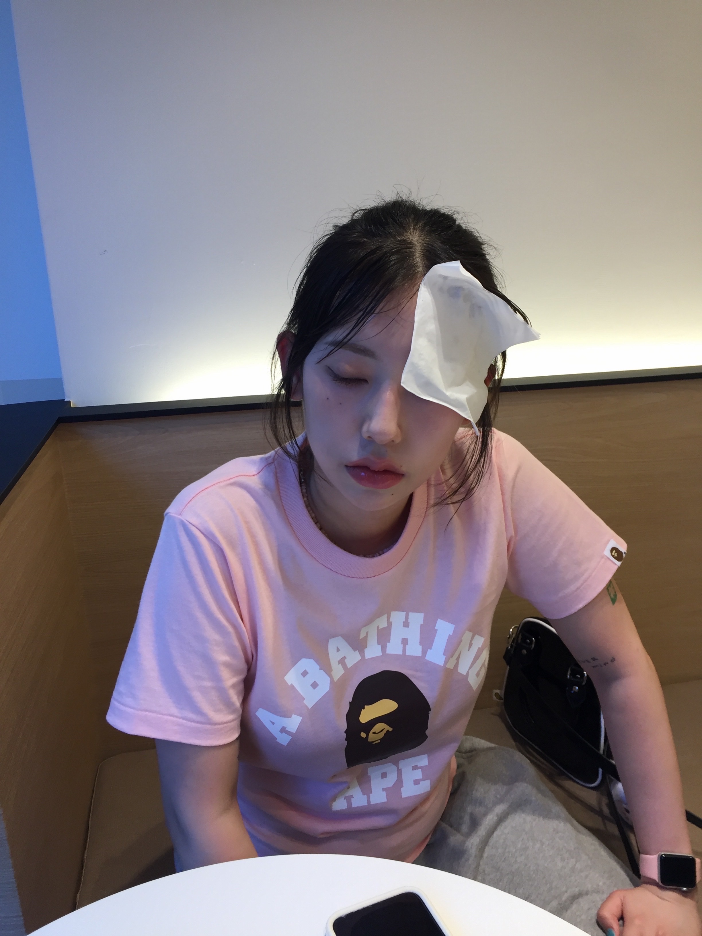 (W) BAPE College T-Shirt Pink, Oofos OOriginal Black 착용 스타일 - 4