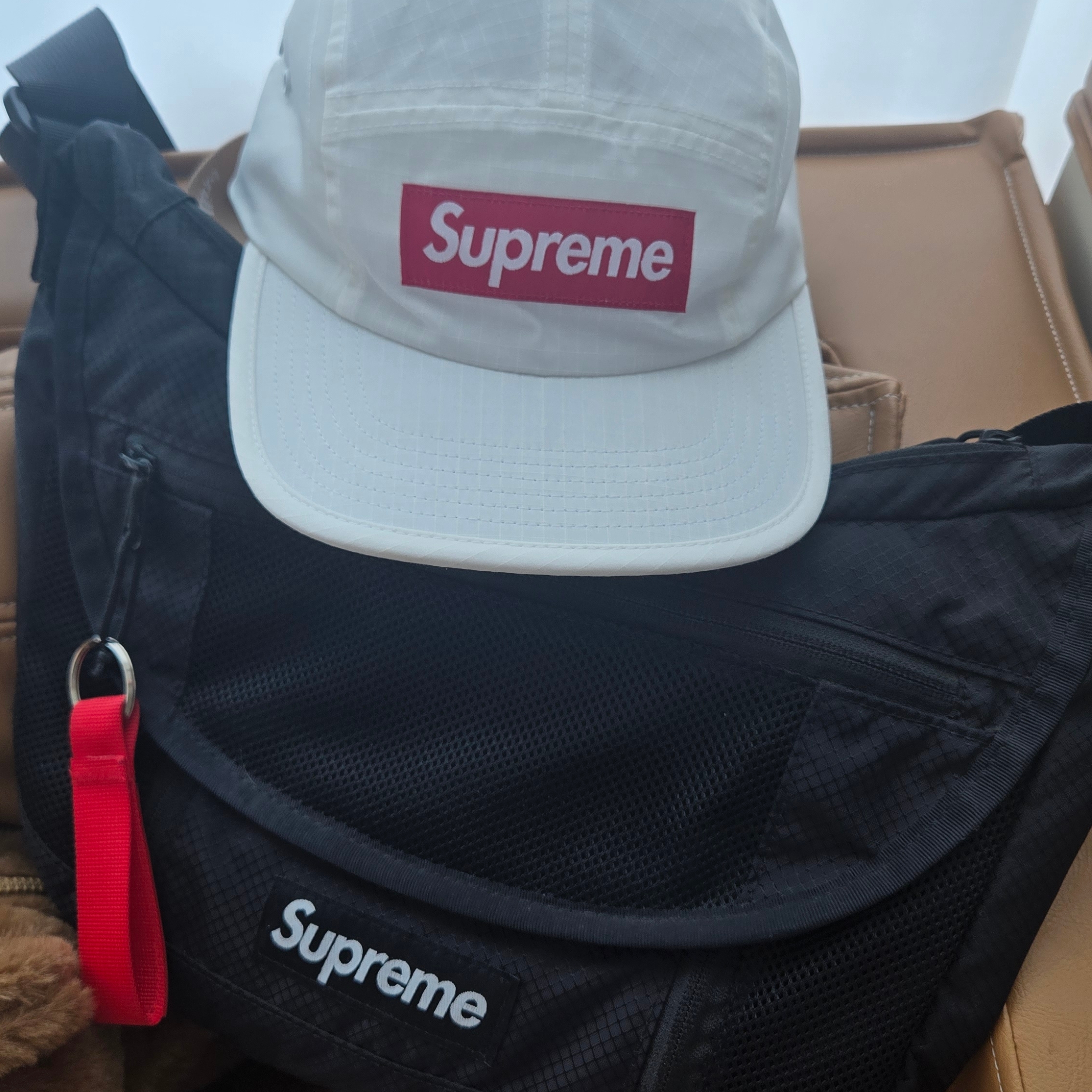 Supreme Waxed Ripstop Camp Cap White - 24FW, Supreme Small Messenger Bag Black - 22SS 착용 스타일