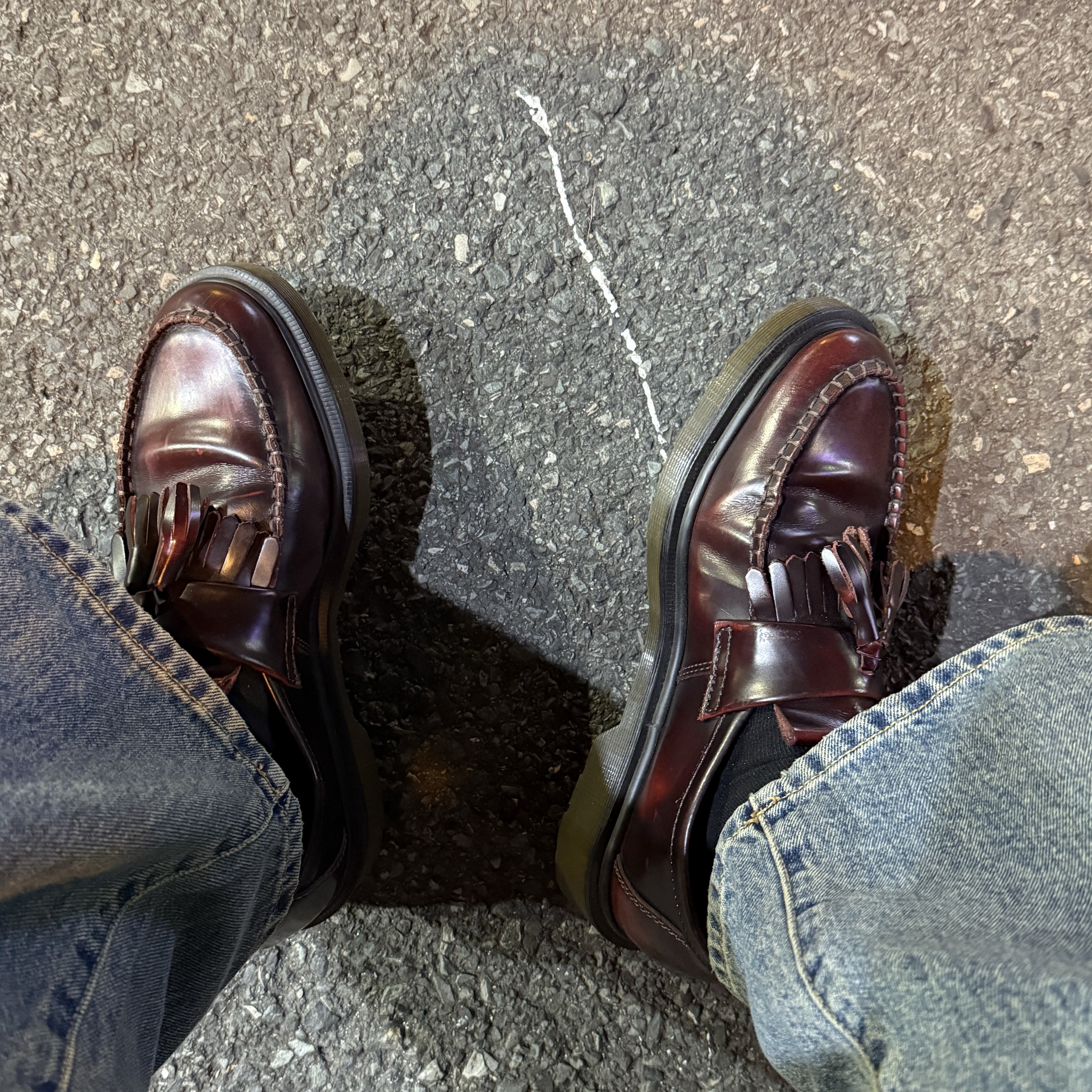 Dr. Martens Adrian Arcadia Leather Loafers Cherry Red, Dr. Martens Adrian Tassel Arcadia Rub Off Leather Loafers Silver 착용 스타일 - 2