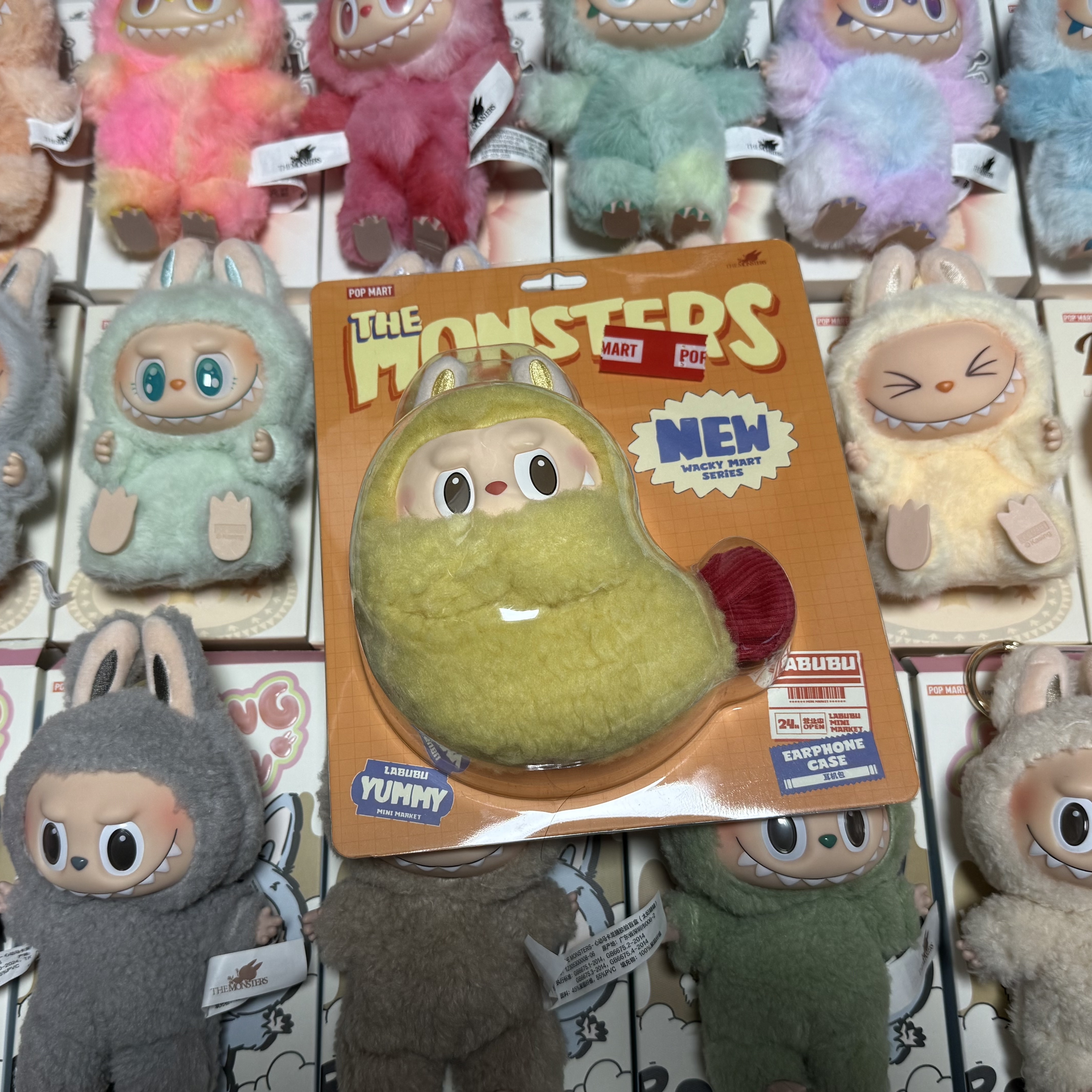Pop Mart Labubu The Monsters Wacky Mart Series Earphone Case 착용 스타일