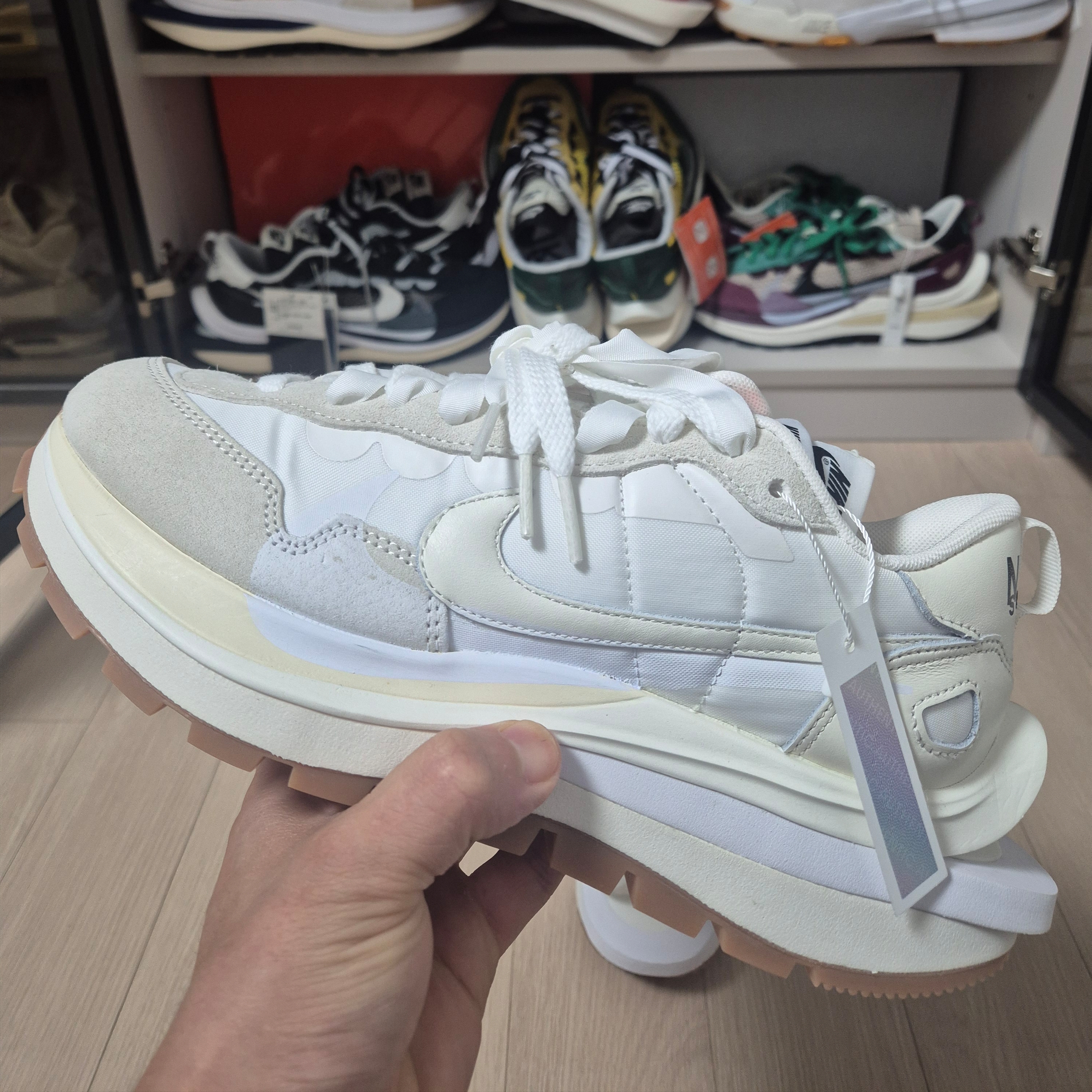 Nike x Sacai VaporWaffle White and Gum 착용 스타일 - 4
