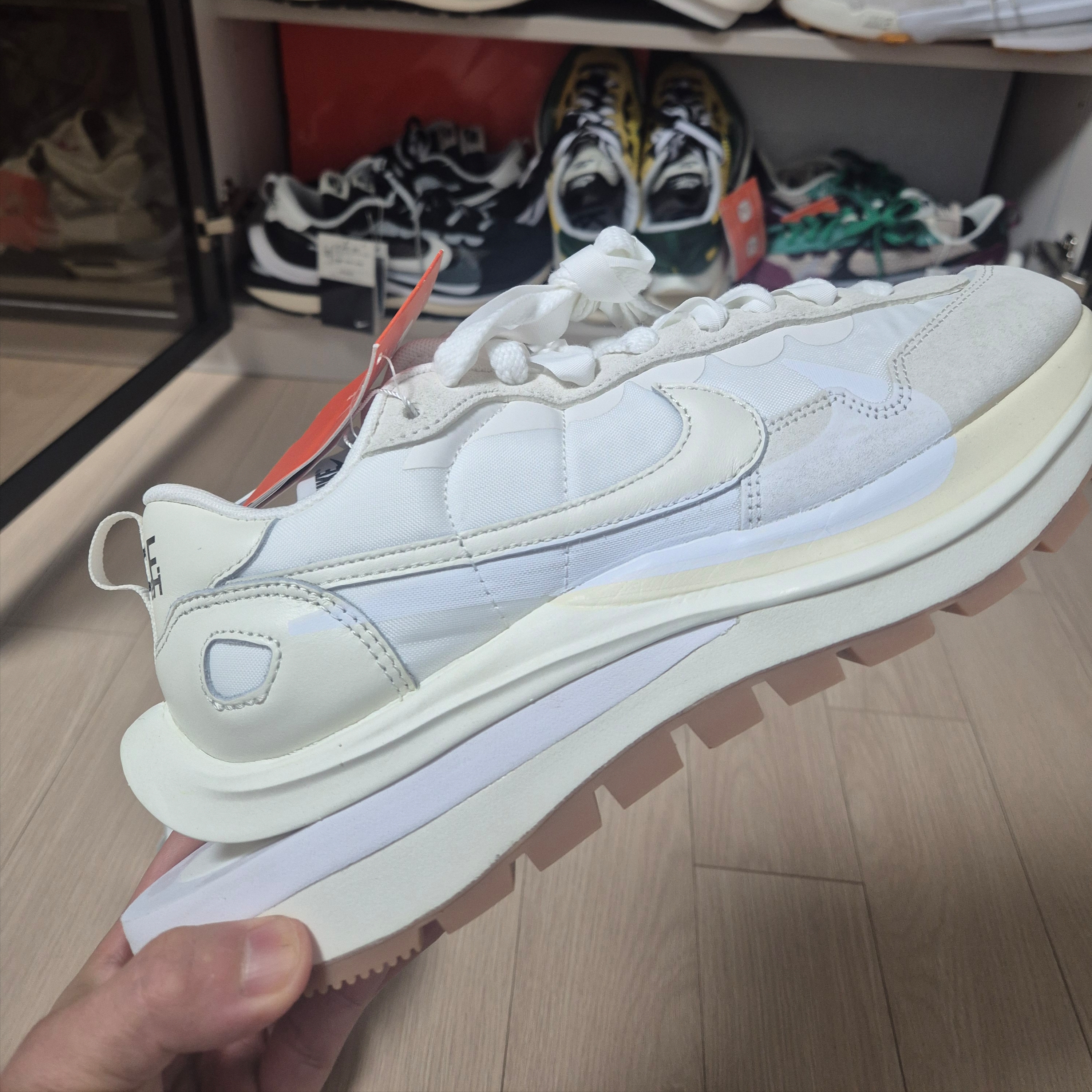 Nike x Sacai VaporWaffle White and Gum 착용 스타일 - 3