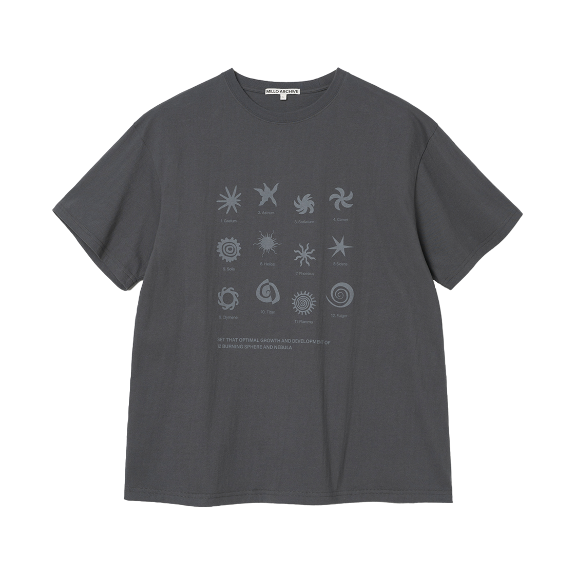 밀로 아카이브 스크롤 스퀘어 티셔츠 차콜 그레이(Millo Archive Scroll Square T-Shirts Chacoal Gray)