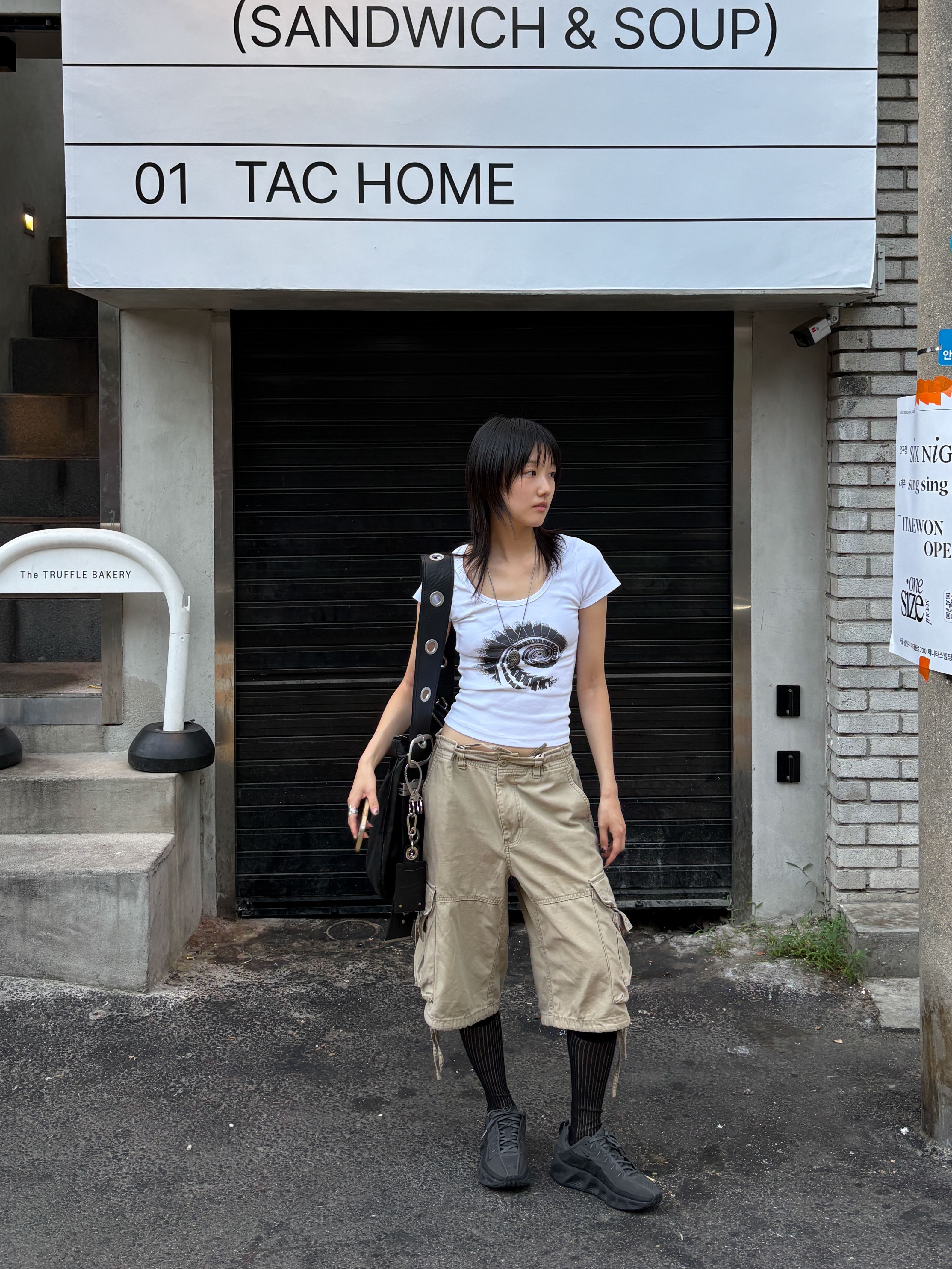 [KREAM 단독] Vacant Archive Bella Wide Strap Hobo Bag Black 착용 스타일 - 2