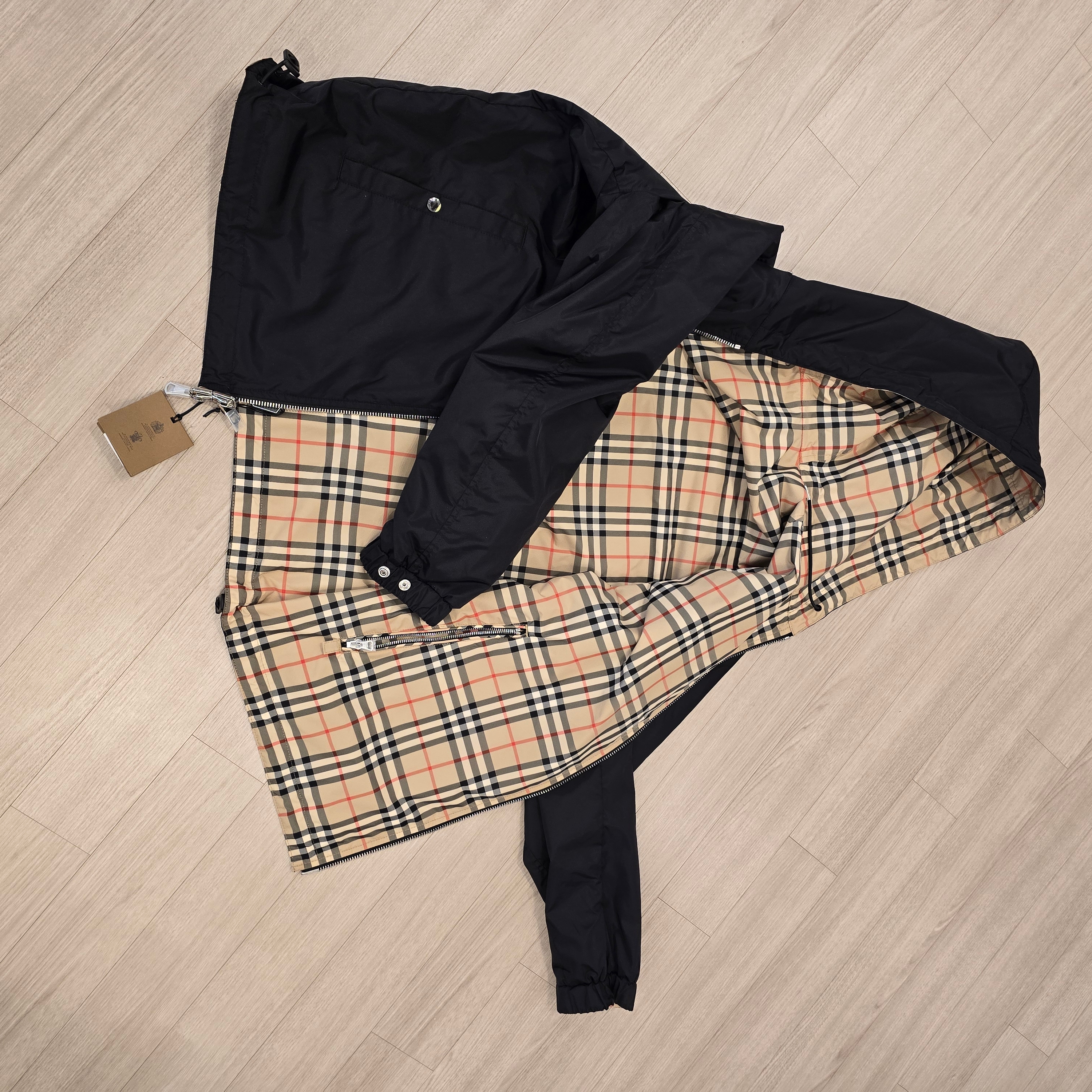 Burberry Reversible Vintage Check Hooded Jacket Archive Beige 착용 스타일 - 3