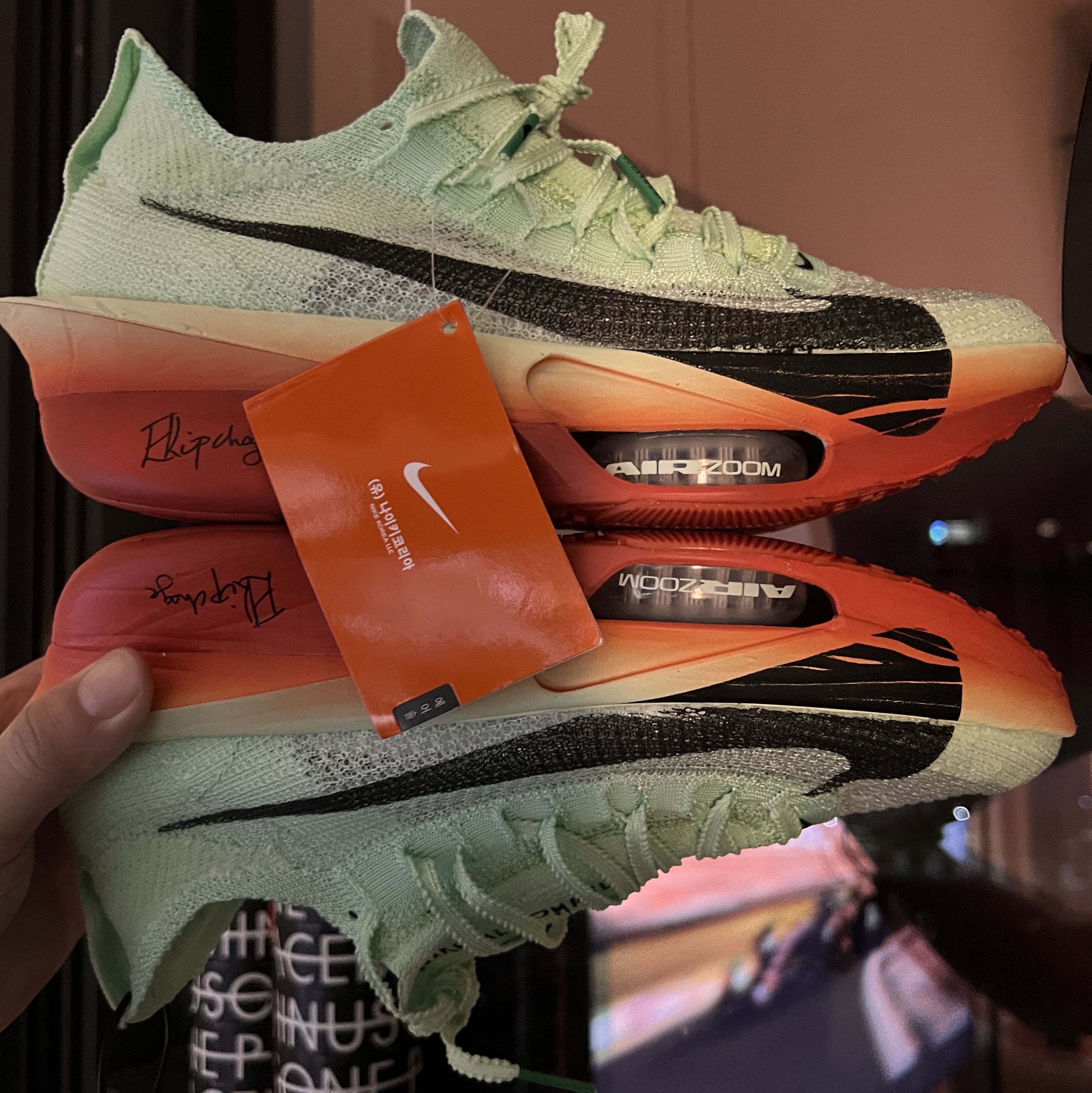 Nike Air Zoom Alphafly Next% 3 Eliud Kipchoge, Pop Mart Labubu The Monsters Wacky Mart Series Earphone Case 착용 스타일 - 3
