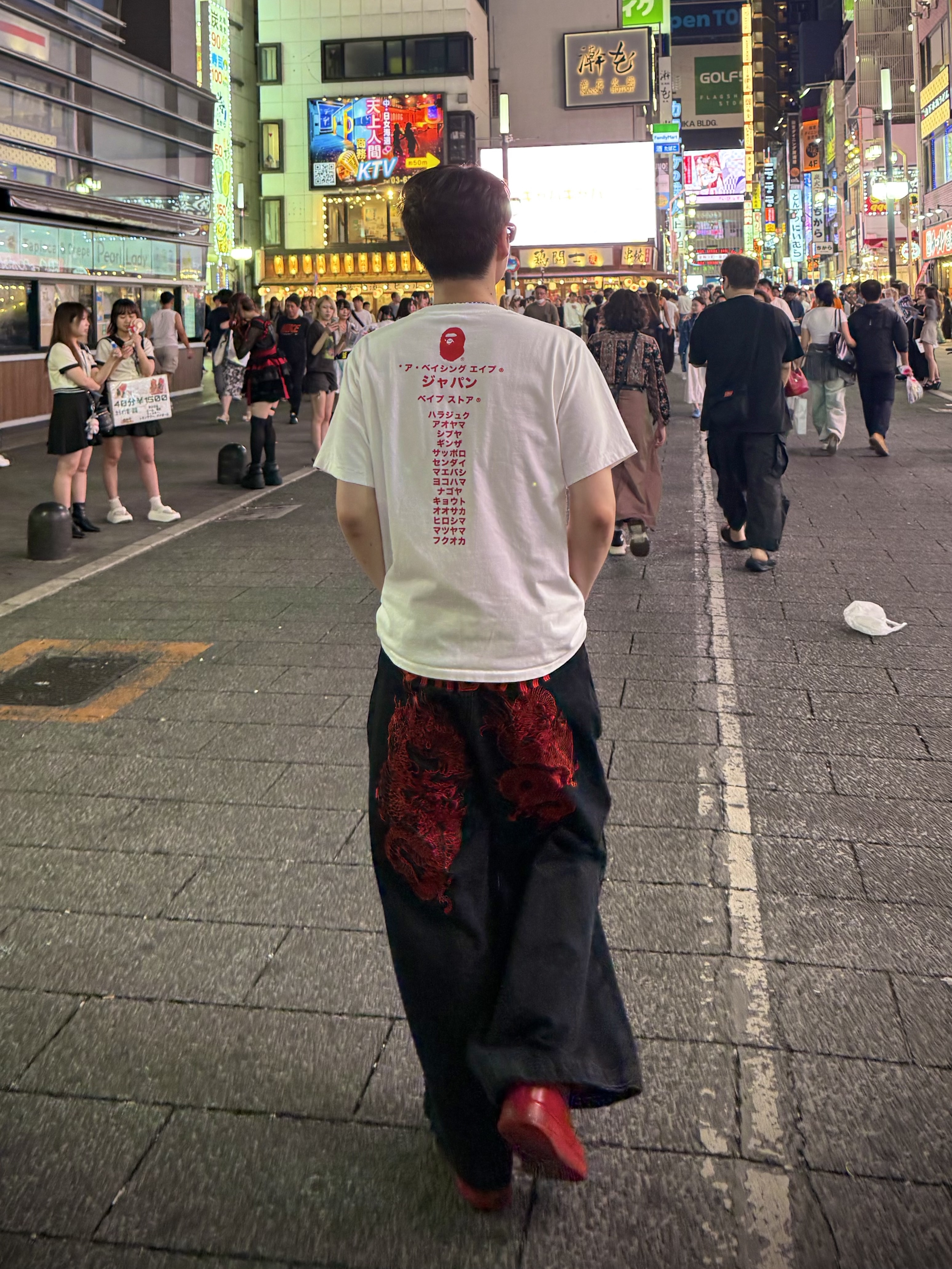 Nike Air Force 1 '07 LV8 Low 1 Triple Red, BAPE Japan Katakana College City T-Shirt White 착용 스타일 - 2