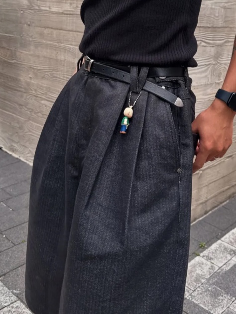WESLEY HYUSTON Herringbone Glow Denim Bermuda Pants Indigo 착용 스타일 - 3