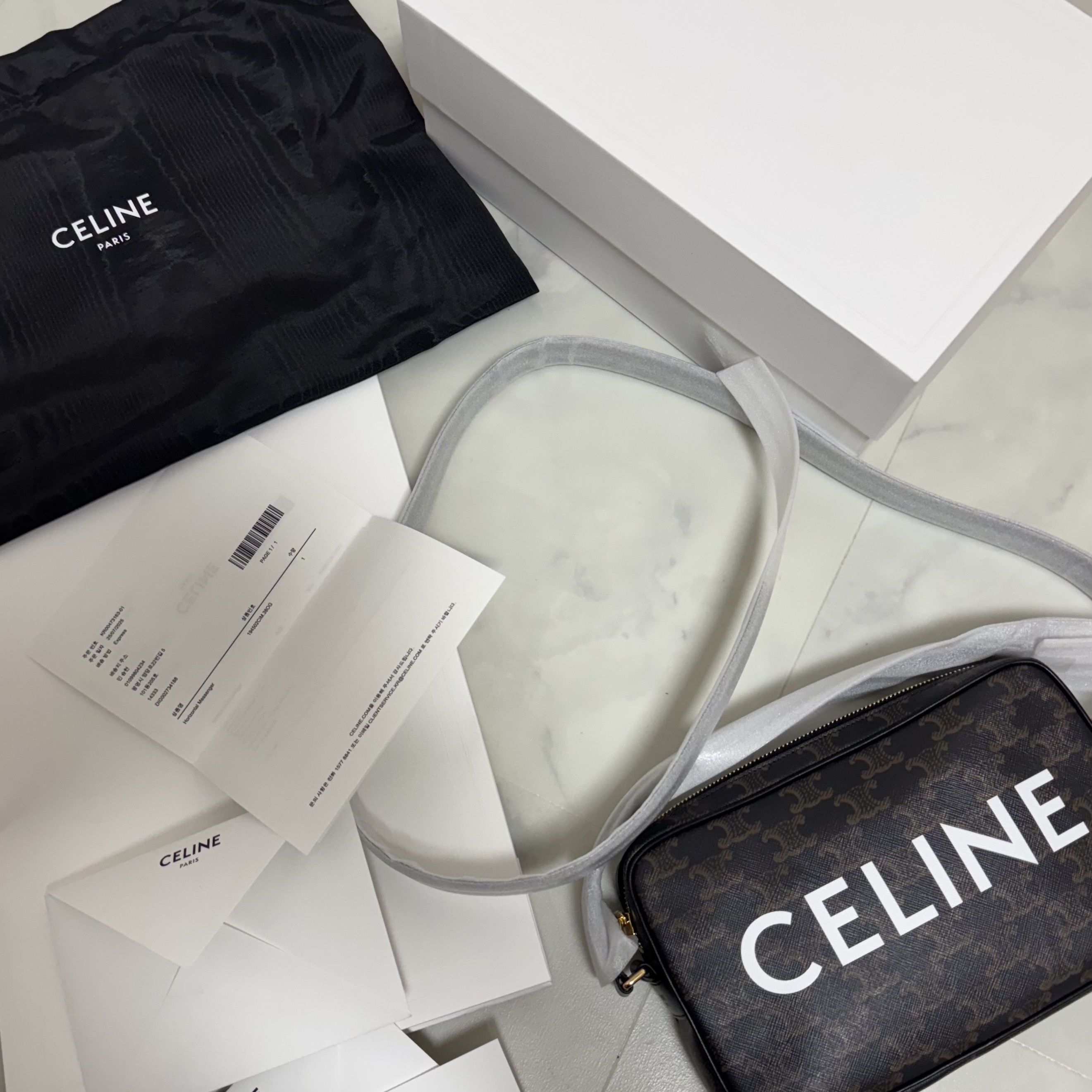 Celine Medium Messenger Bag in Triomphe Canvas Black 착용 스타일