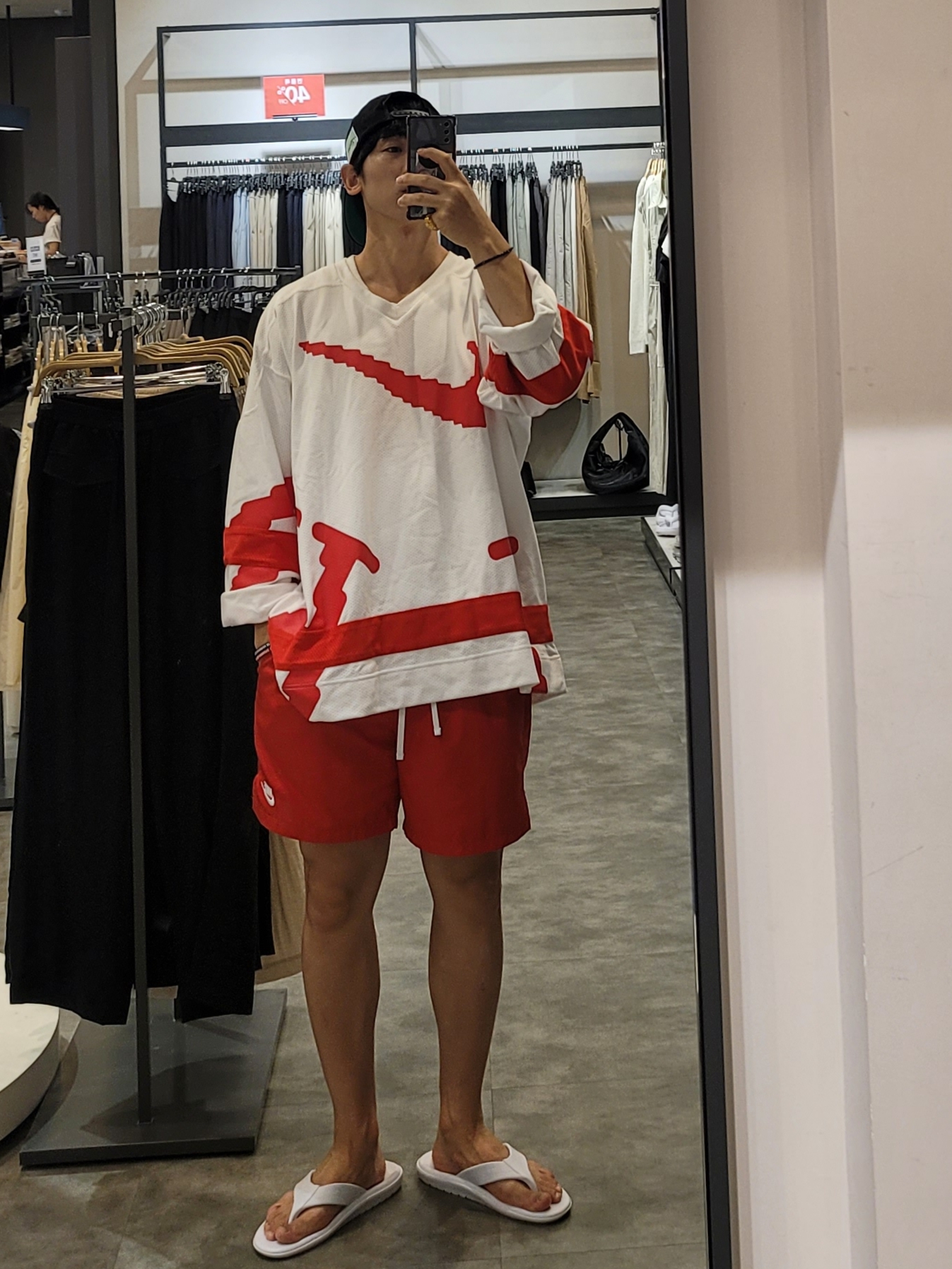 Nike NSW Club Hockey Jersey White University Red - US/EU, Island Slipper Classic White 착용 스타일 - 1