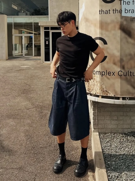 WESLEY HYUSTON Herringbone Glow Denim Bermuda Pants Indigo 착용 스타일 - 1