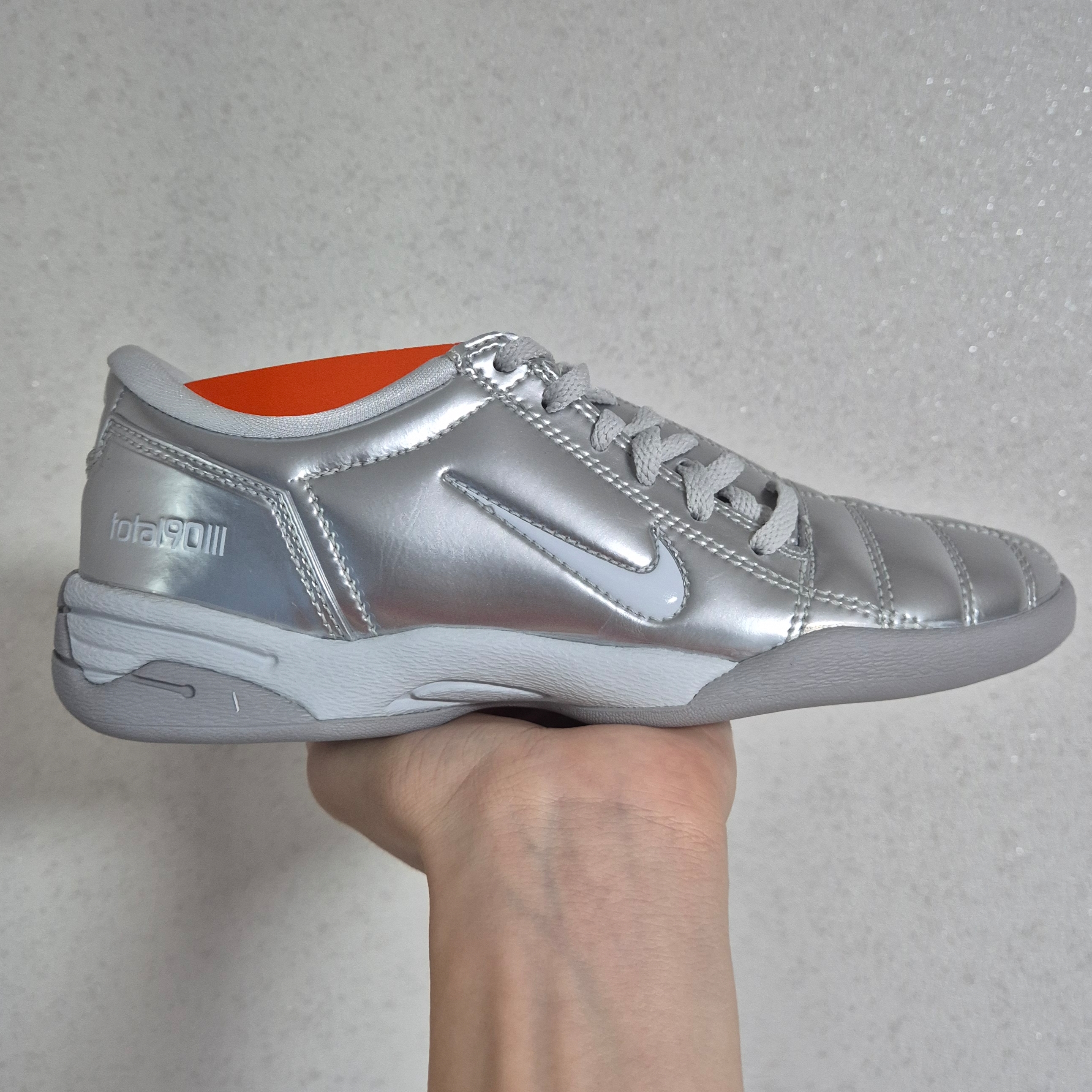 (W) Nike Total 90 III SP Metallic Platinum White 착용 스타일 - 2