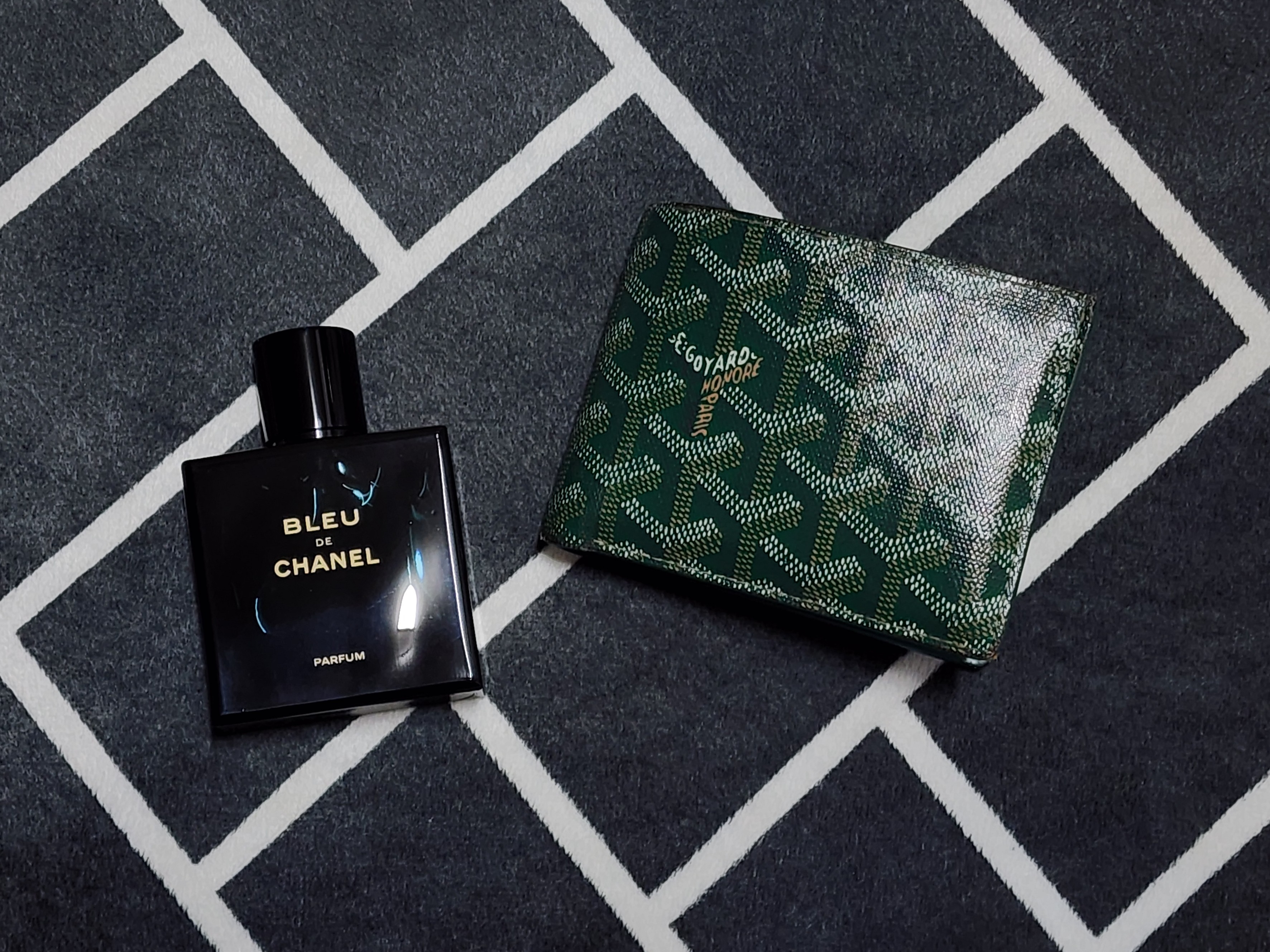 Chanel Bleu De Chanel Parfum 50ml, Goyard Victoire Wallet Green 착용 스타일 - 1