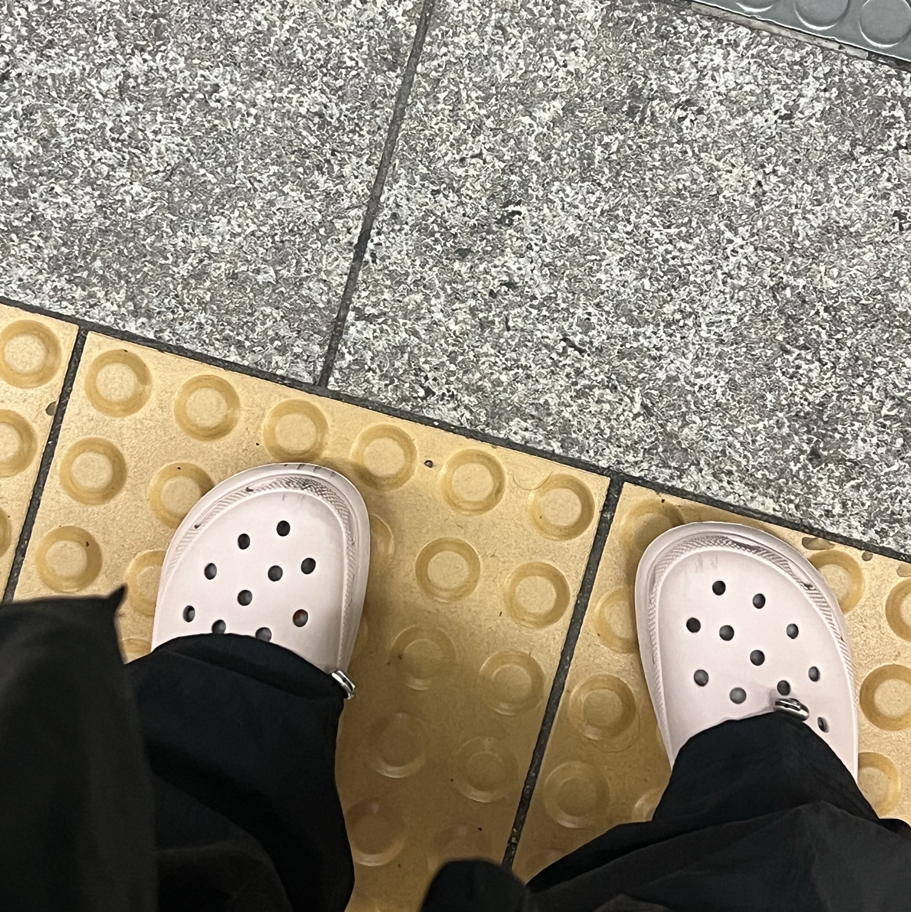 Crocs Classic Crush Clog Quartz 착용 스타일 - 2