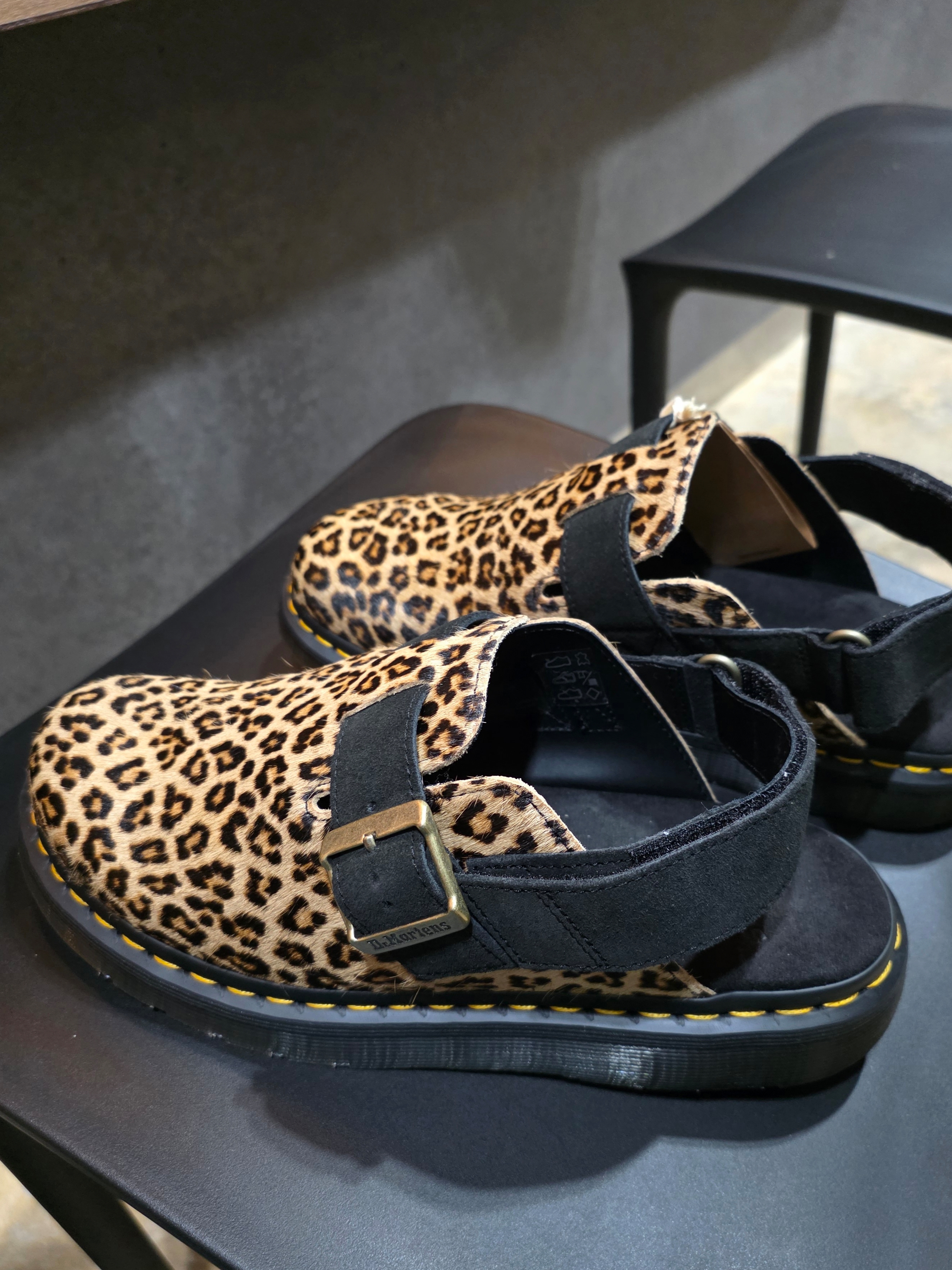 Dr. Martens Jorge II Suede Mule Light Tan Black - 25SS 착용 스타일