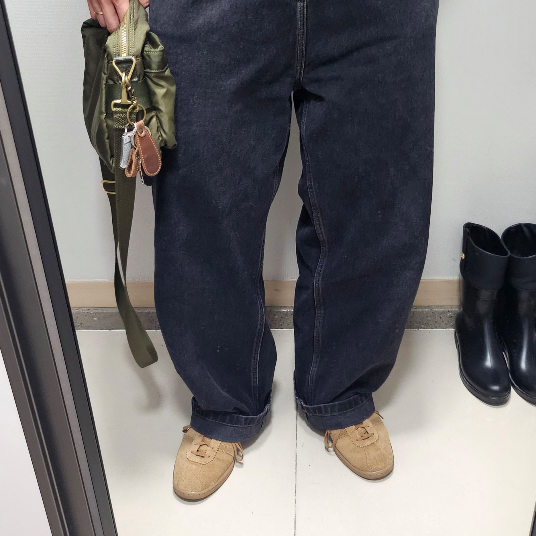 Adidas Tobacco Team Brown Desert Cardboard, Carhartt WIP Brandon Pants Black Stone Washed 착용 스타일
