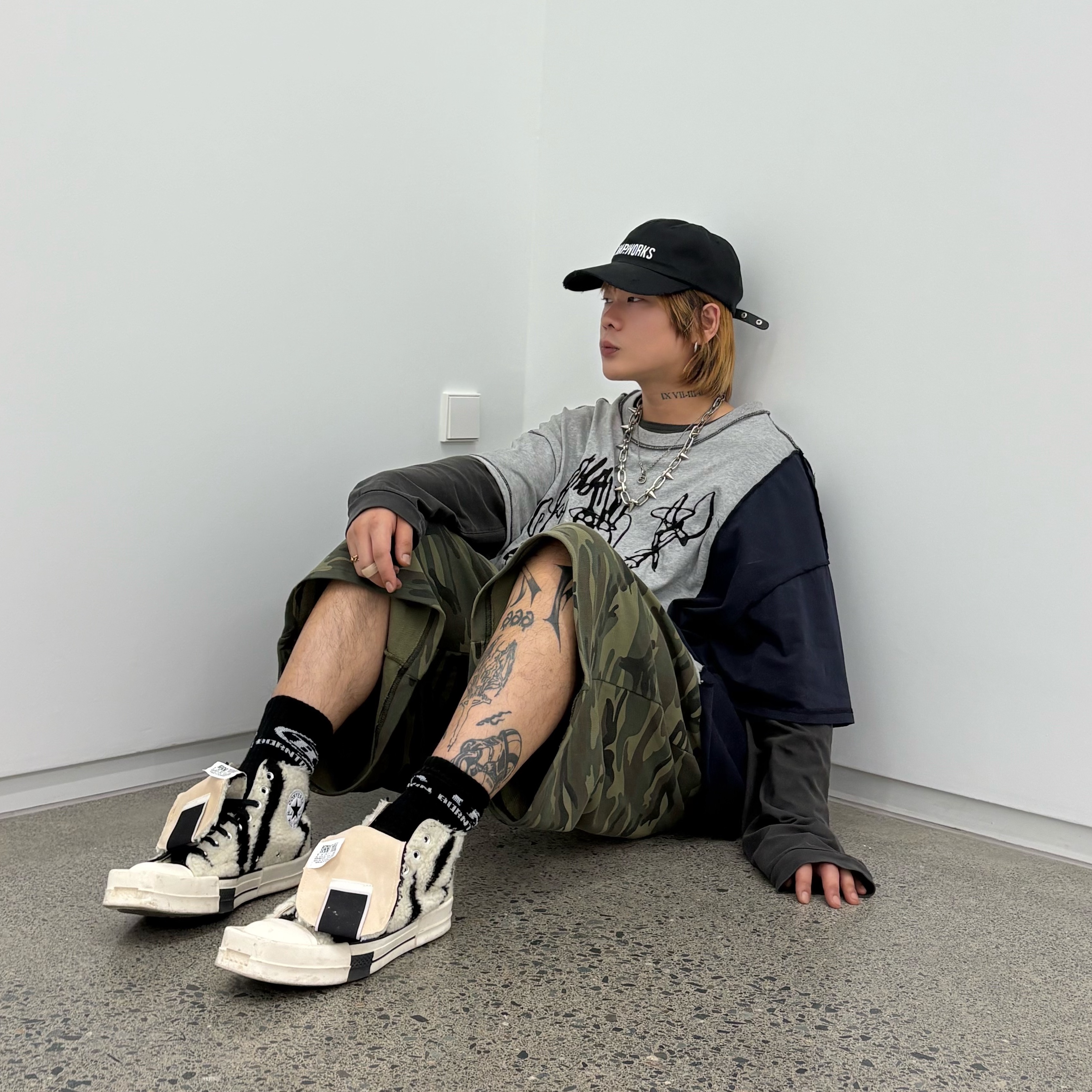BORN TO WIN Symbol B Logo Socks Black, Converse x Drkshdw Turbodrk Chuck 70 Hi Lilly White 착용 스타일 - 3