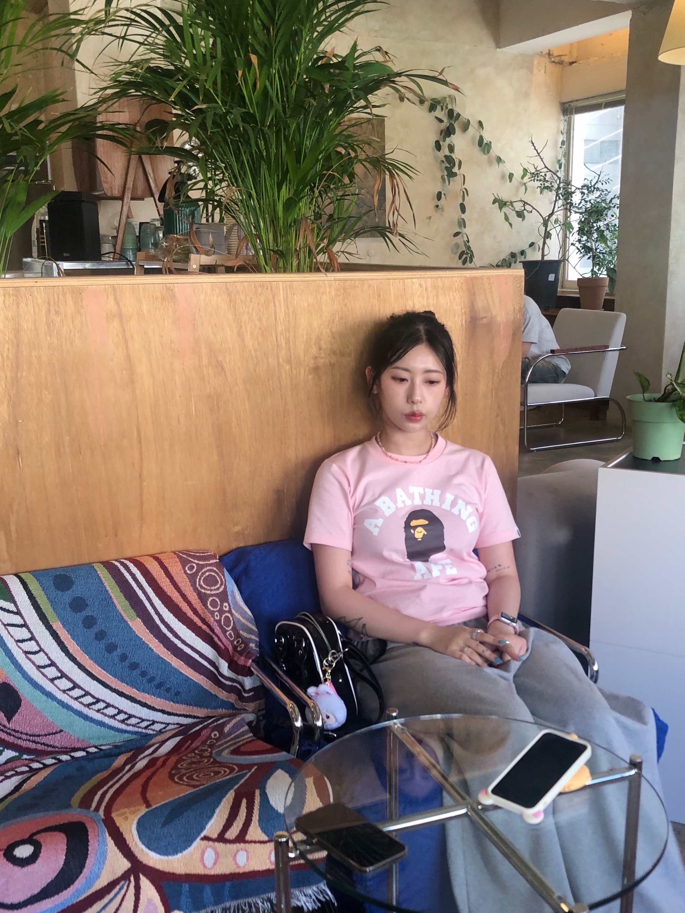 (W) BAPE College T-Shirt Pink, Oofos OOriginal Black 착용 스타일 - 1